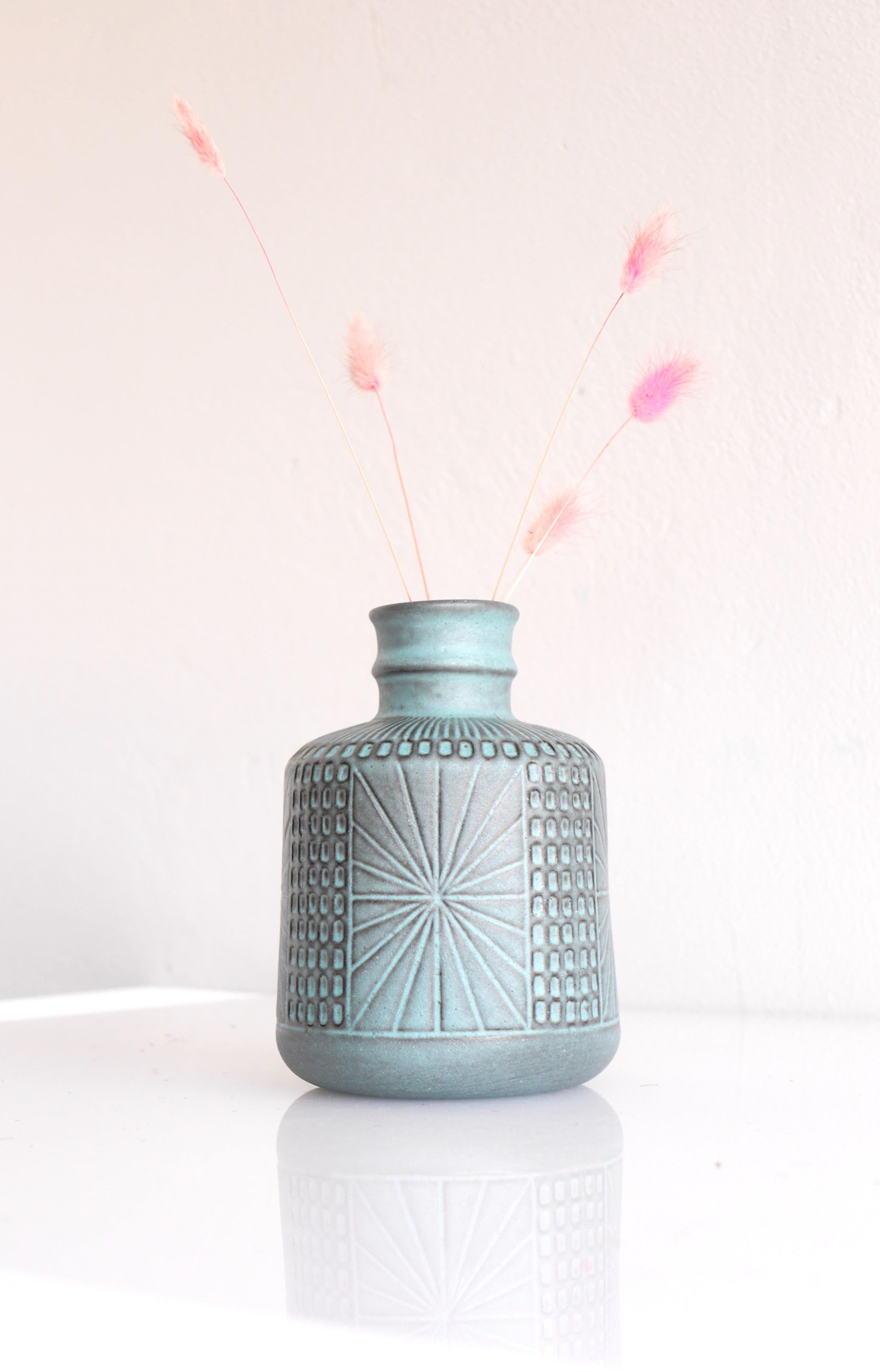 Ceramica Vaso d'arte moderna di metà secolo di Mari Simmulson per Upsala Ekeby, Svezia in vendita