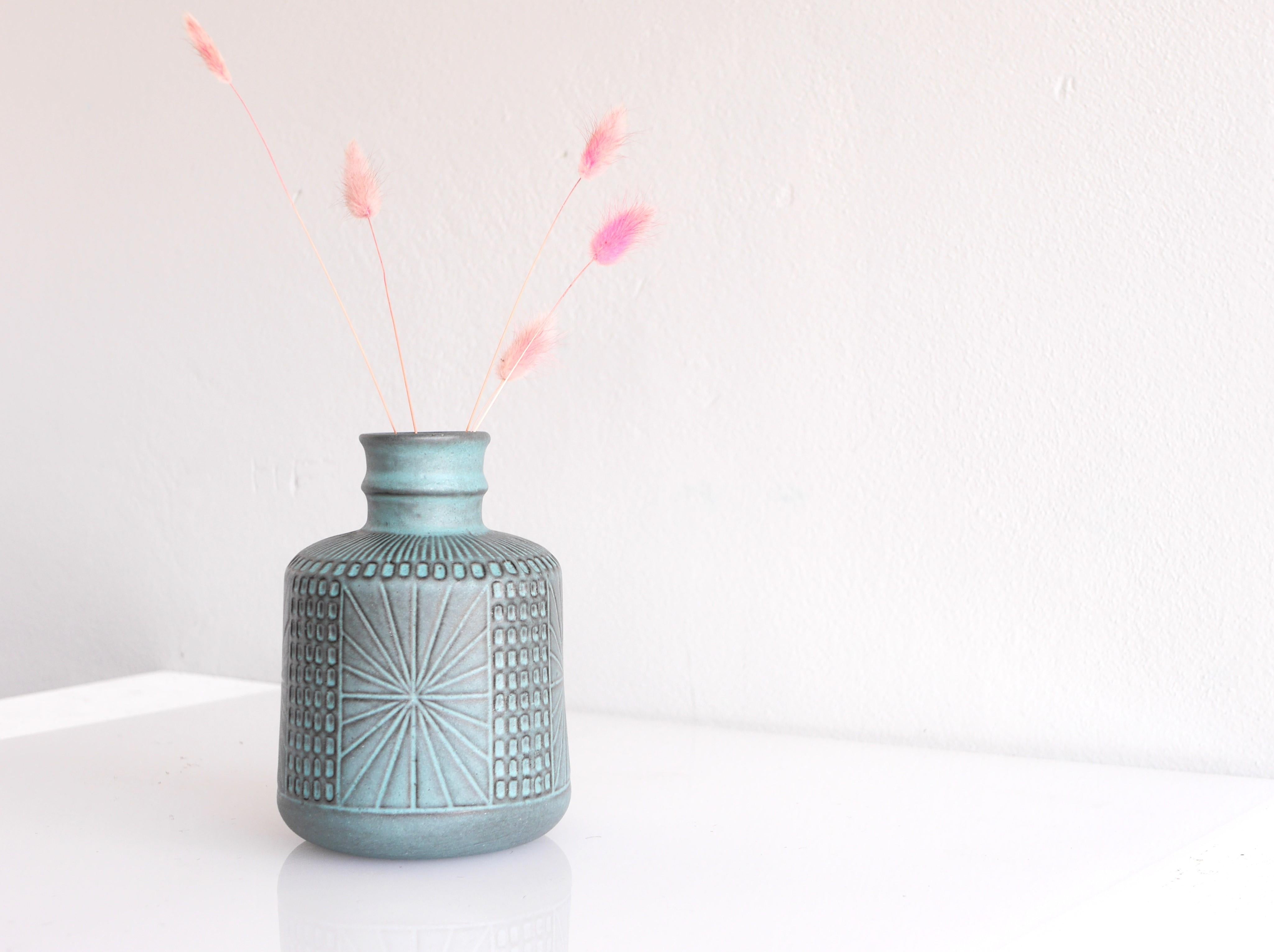 Vaso d'arte moderna di metà secolo di Mari Simmulson per Upsala Ekeby, Svezia in vendita 1