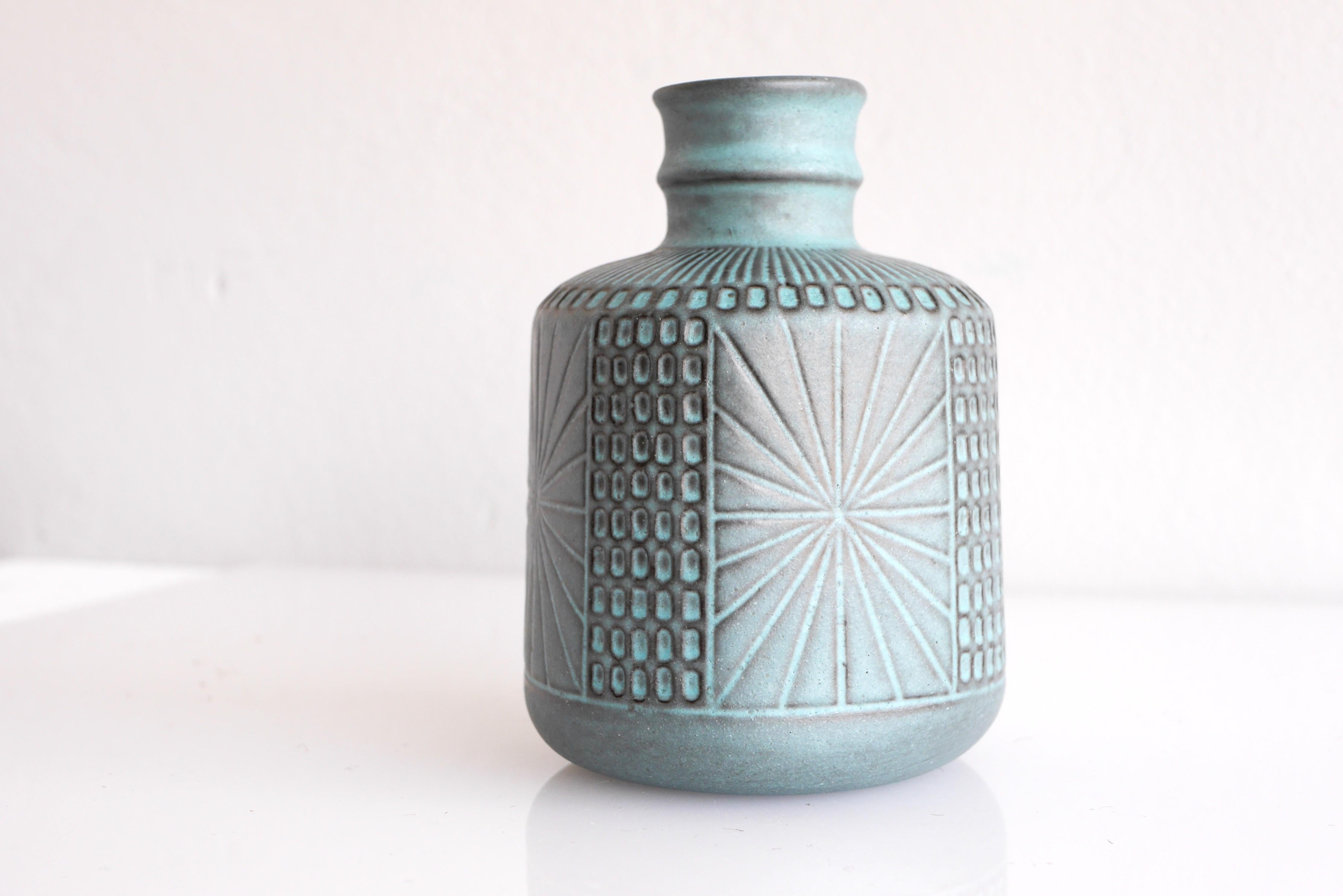 Vaso d'arte moderna di metà secolo di Mari Simmulson per Upsala Ekeby, Svezia in vendita 2