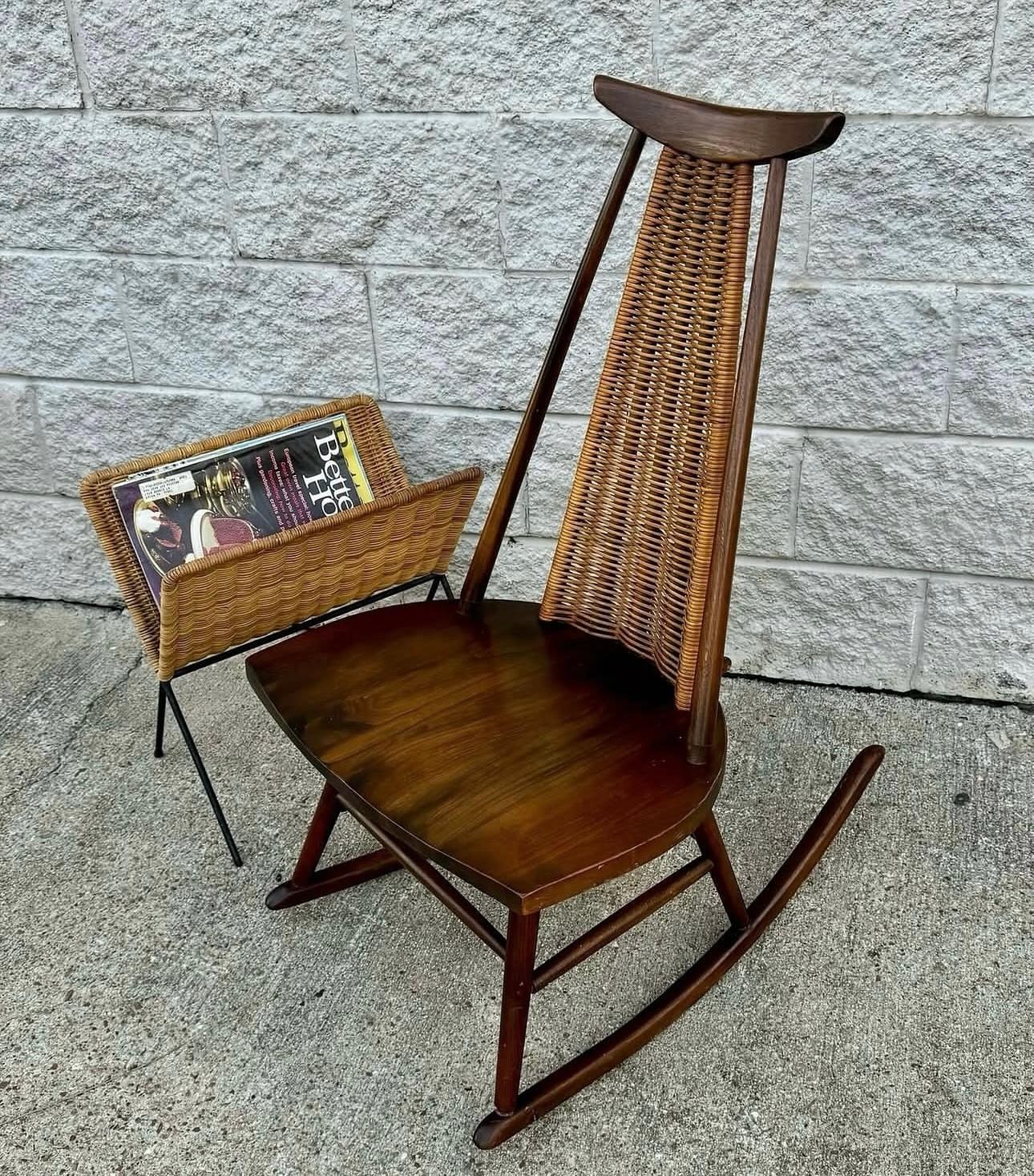 Beautiful rocker in great condition as seen. 
Message with questions. 
