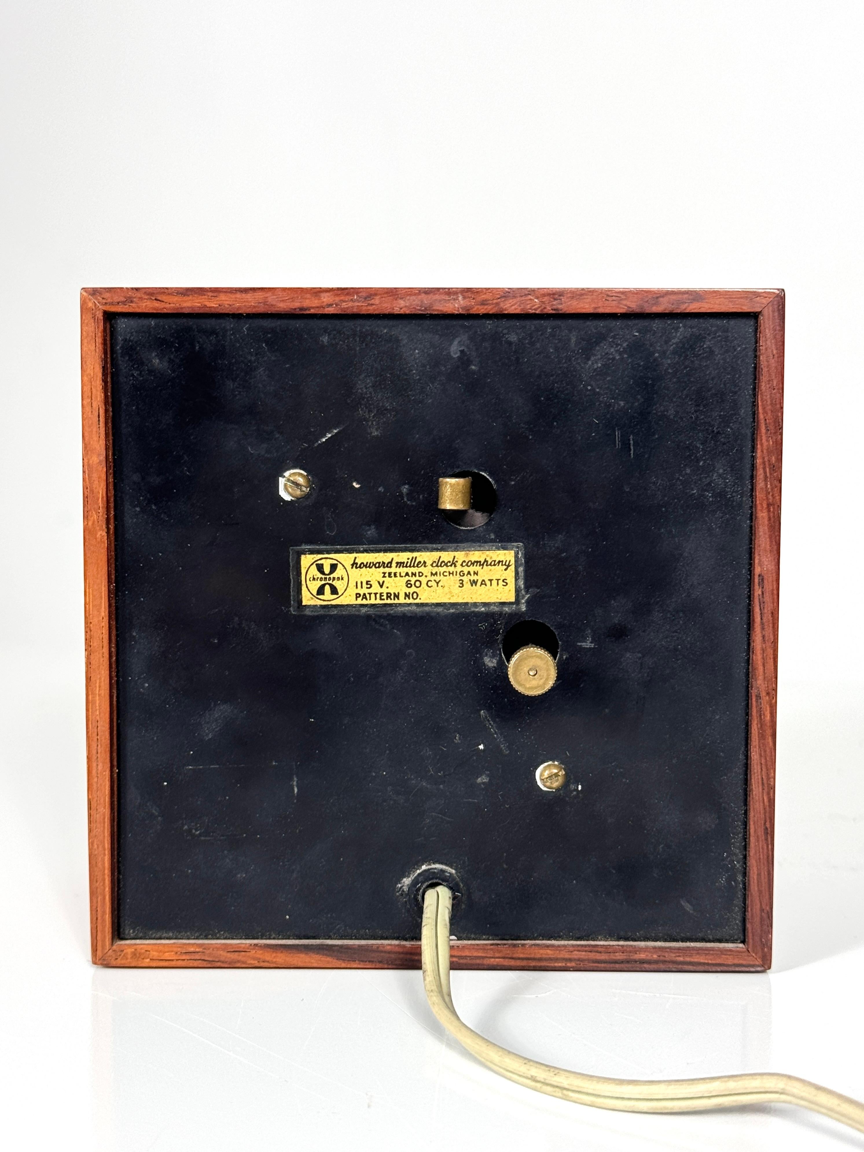 Horloge de bureau carrée en palissandre Arthur Umanoff, moderne du milieu du siècle dernier pour Howard Miller en vente 2