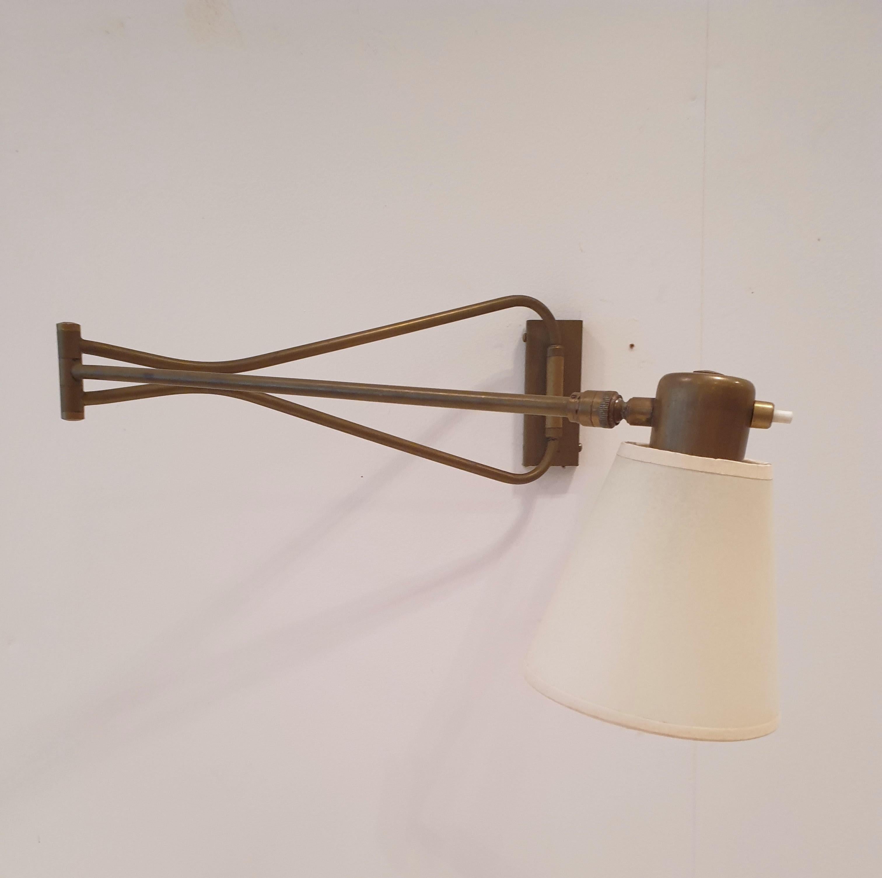 Mid Century Modern articulated wallight. In Good Condition For Sale In London, GB
