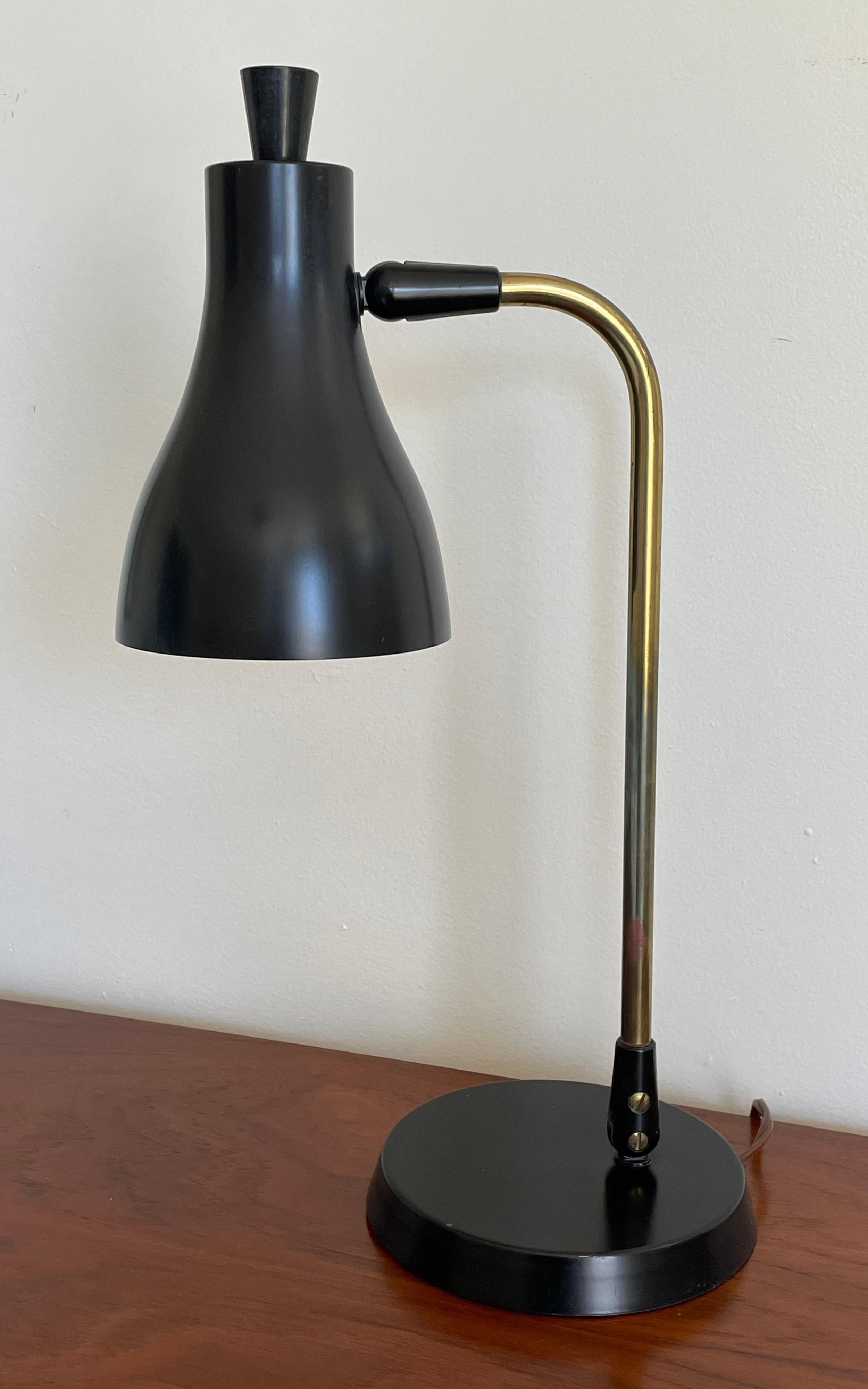 Lampada da scrivania snodabile di metà secolo in nero opaco nello stile di Gerald Thurston. L'interruttore si trova sulla parte superiore della calotta. Tutto autentico e originale.