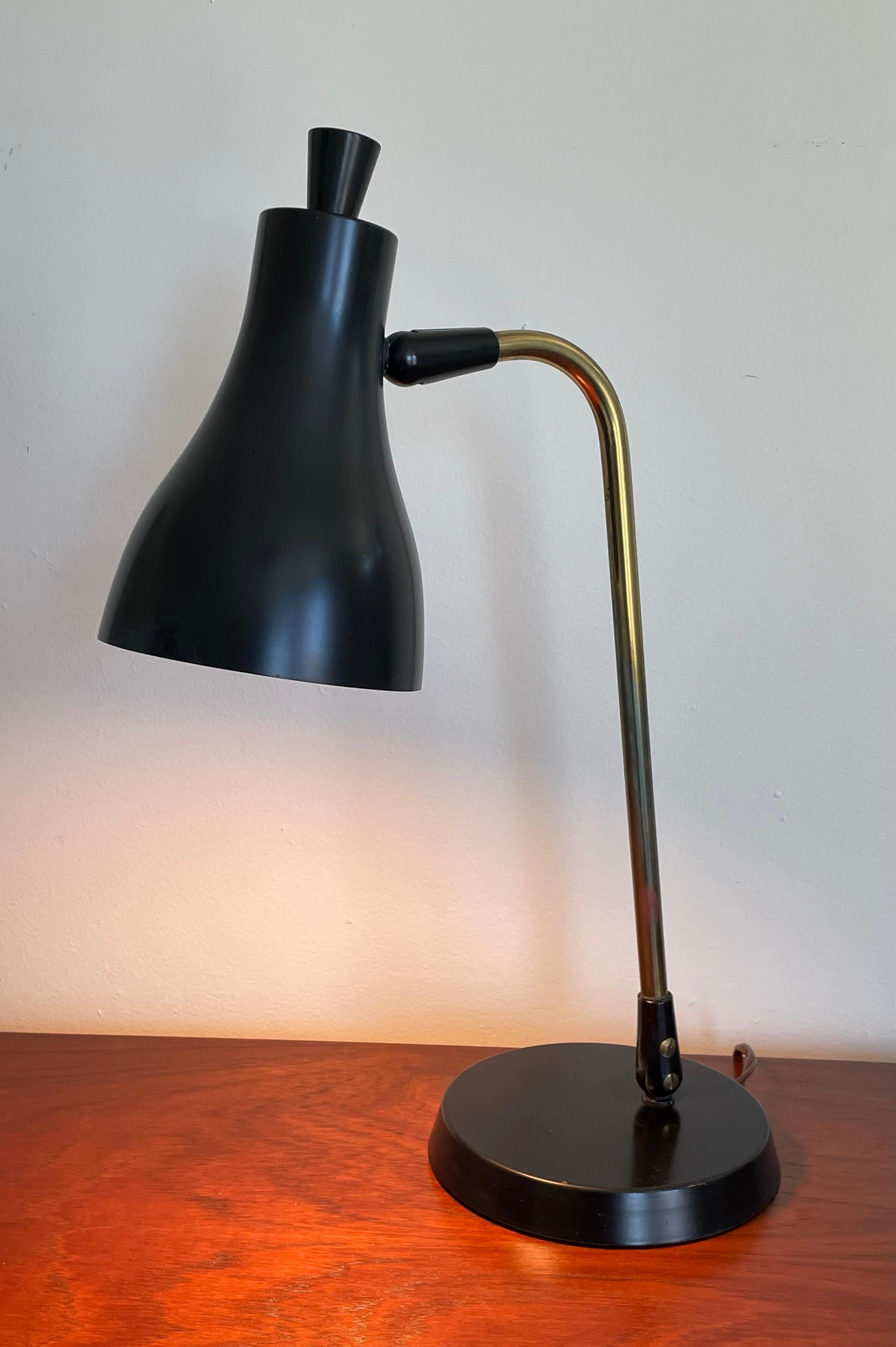 American Mid-Century Modern Articulating Black Desk Lamp in the Style of Gerald Thurston For Sale