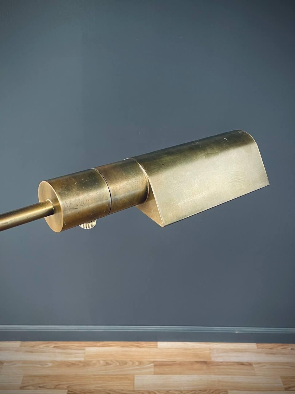 Lampadaire articulé en laiton moderne du milieu du siècle dernier par Casella Bon état - En vente à Los Angeles, CA