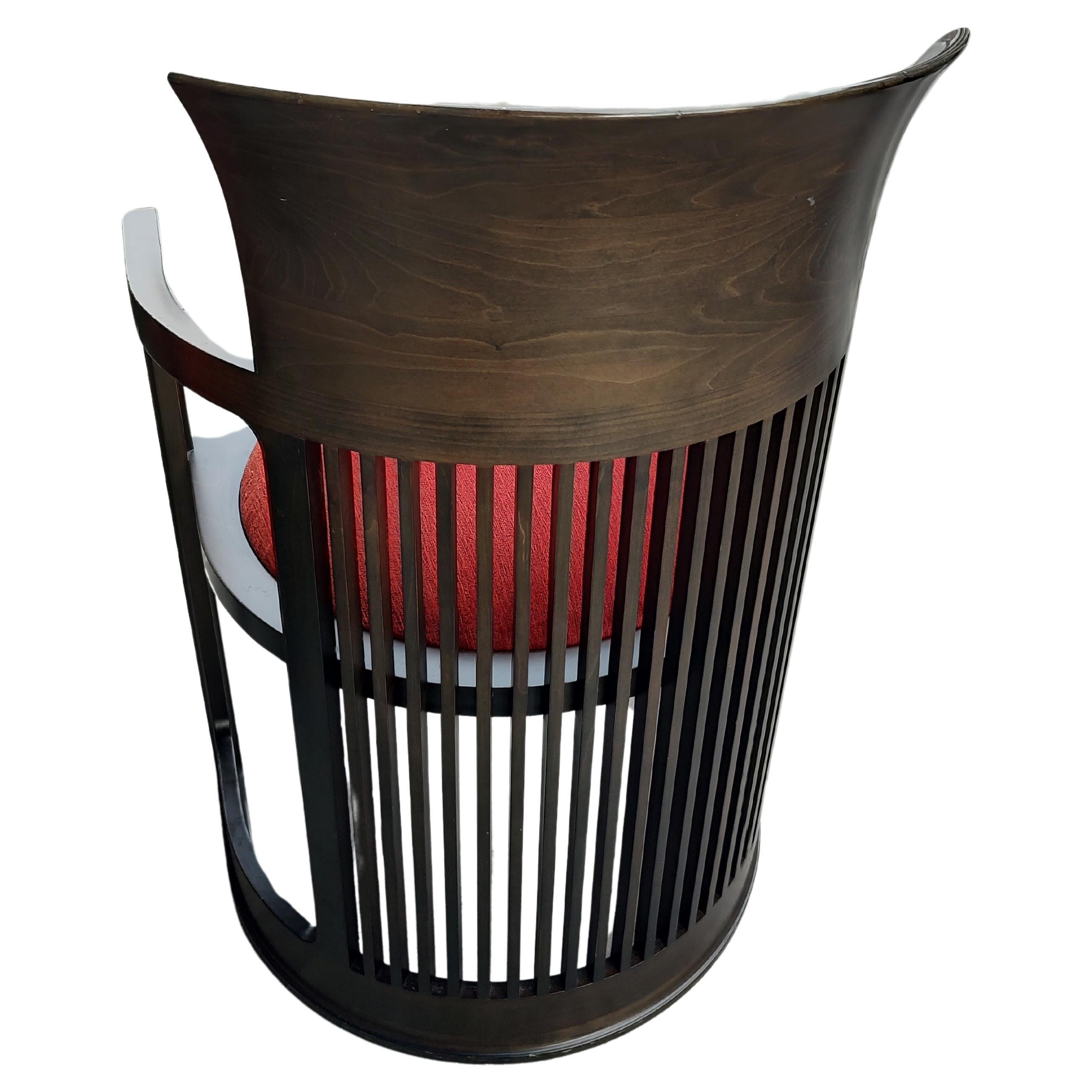 Spettacolare set di 4 sedie con schienale a botte disegnate da Frank Lloyd Wright nel 1906-07 e prodotte nel 1936. Si tratta di una collaborazione del 1986 tra l'italiana Cassina e la Frank Lloyd Wright Foundation. Artigianato e design incredibili.