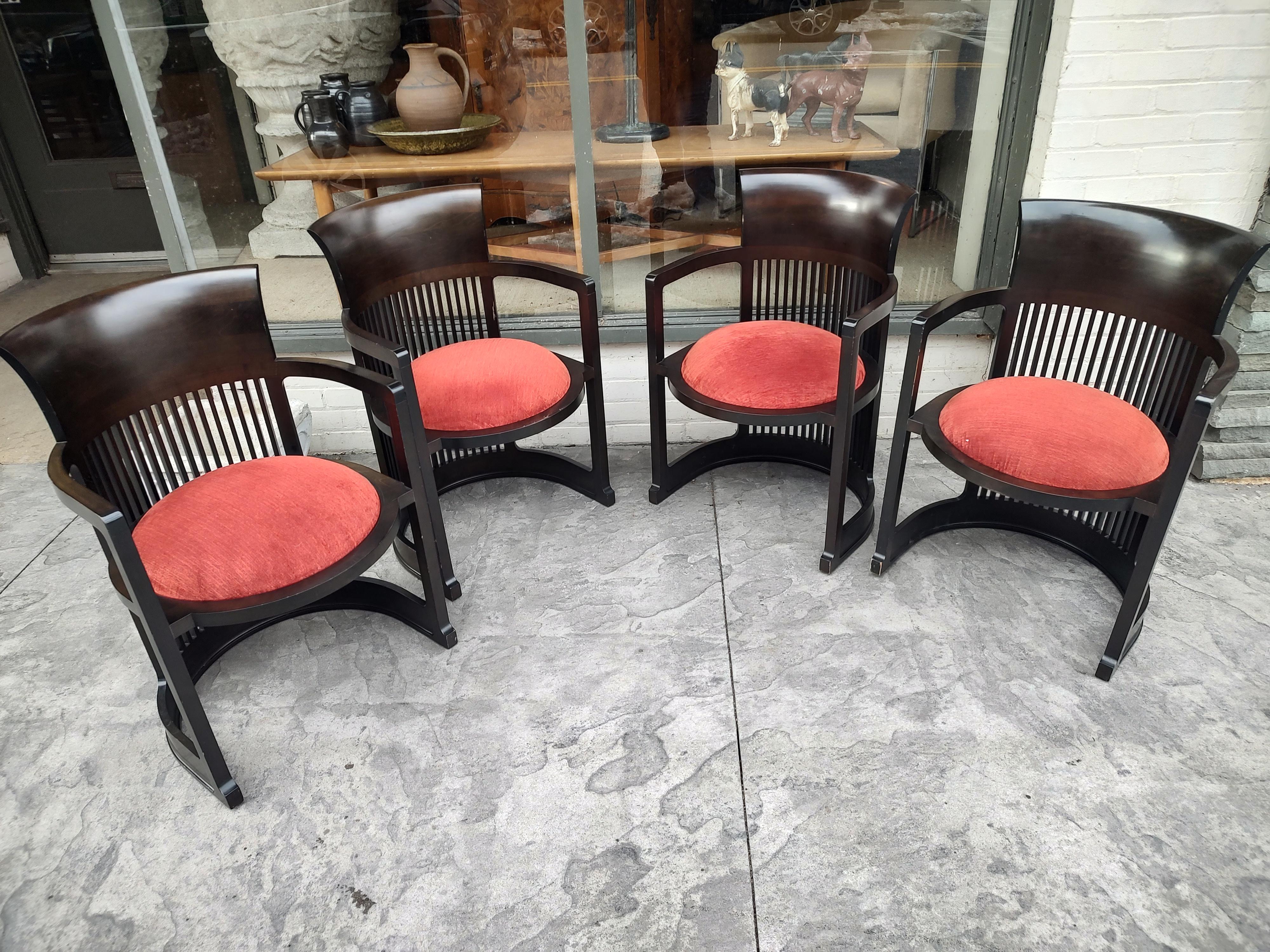 Tissu Ensemble de 4 chaises Frank Lloyd Wright de style Arts & Crafts moderne du milieu du siècle dernier par Cassina en vente