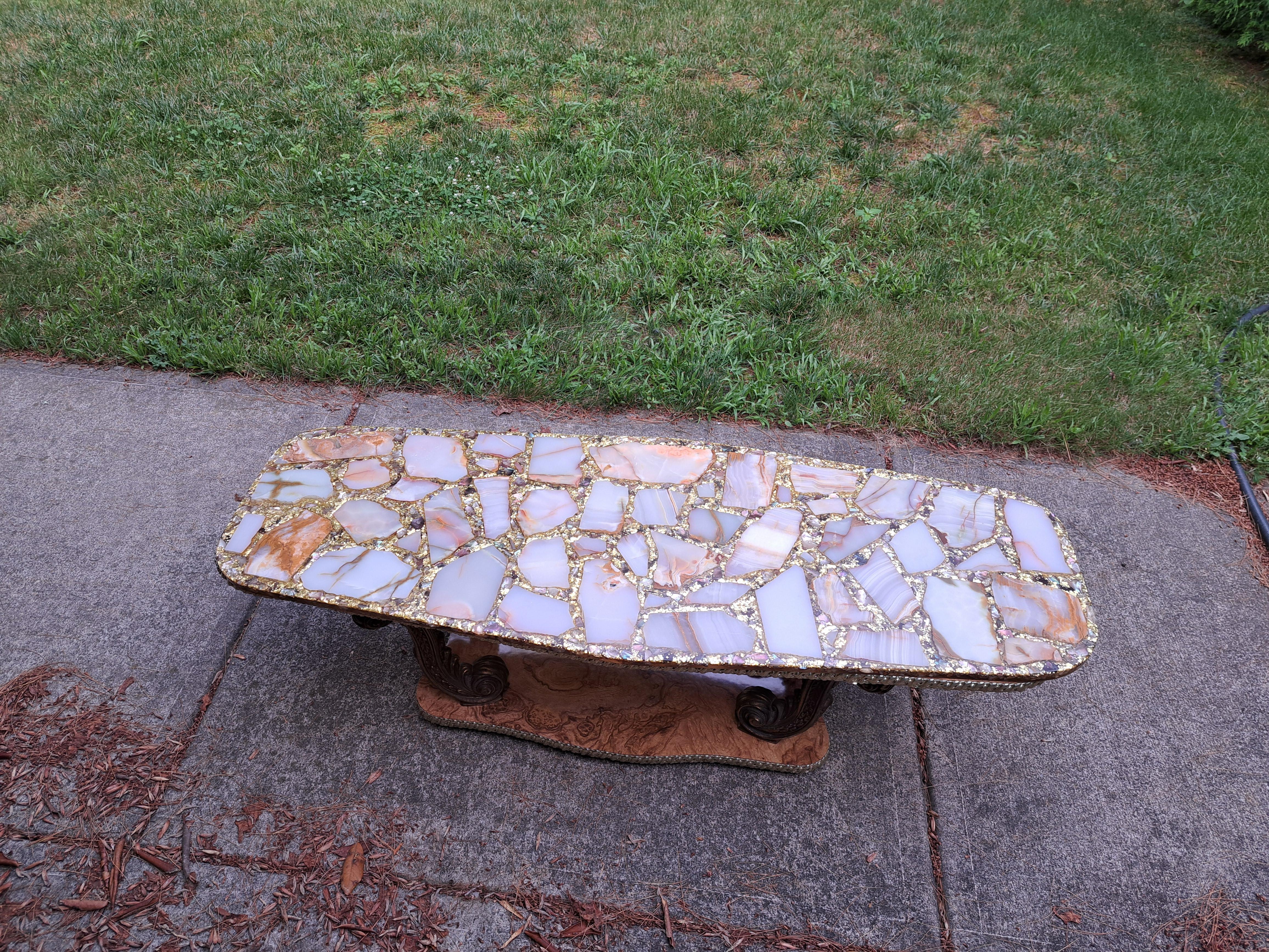 Magnifique table basse Arturo Pani à plateau laqué en onyx et paillettes d'or. Encadré de métal doré avec deux pieds piédestaux.