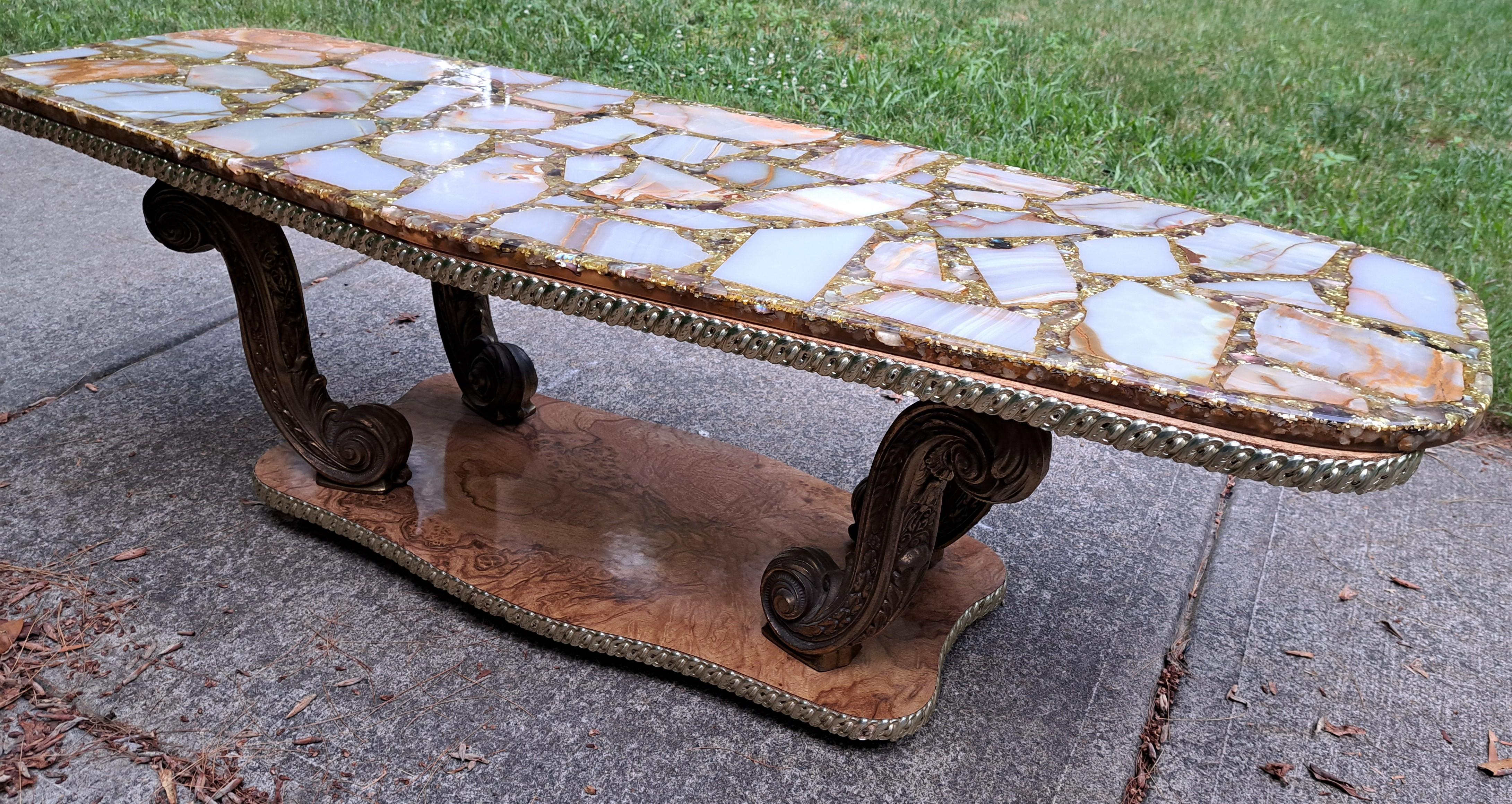 Laqué Table basse moderne du milieu du siècle dernier d'Arturo Pani en onyx et paillettes d'or en vente