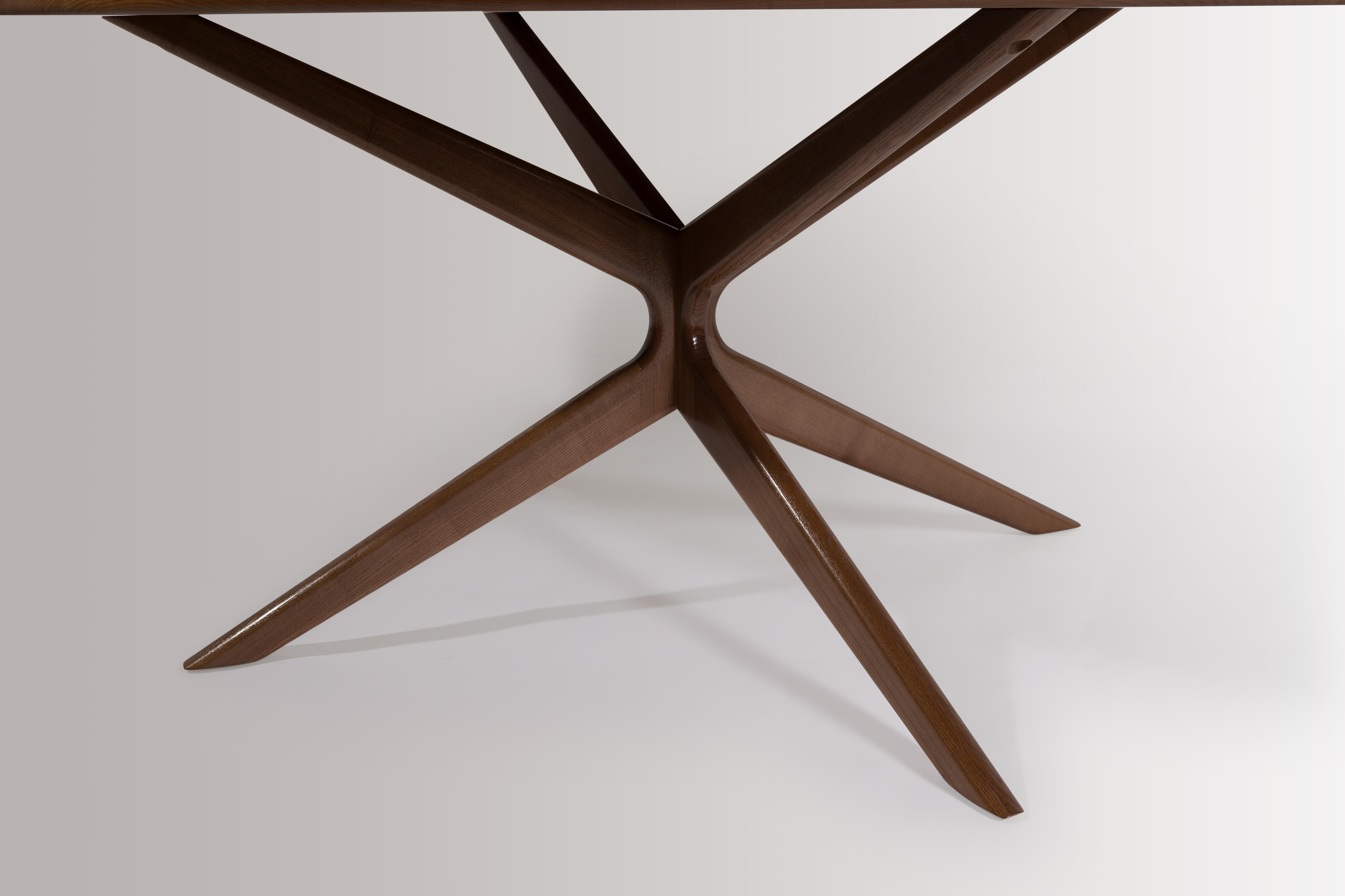 ¿Buscas una mesa de comedor moderna? La Mesa de Comedor Anvil es perfecta para ti. El diseño único pero sencillo ofrece tonos de sofisticación a la vez que impresiona por la dinámica del estilo de mediados del siglo moderno. No puedes equivocarte