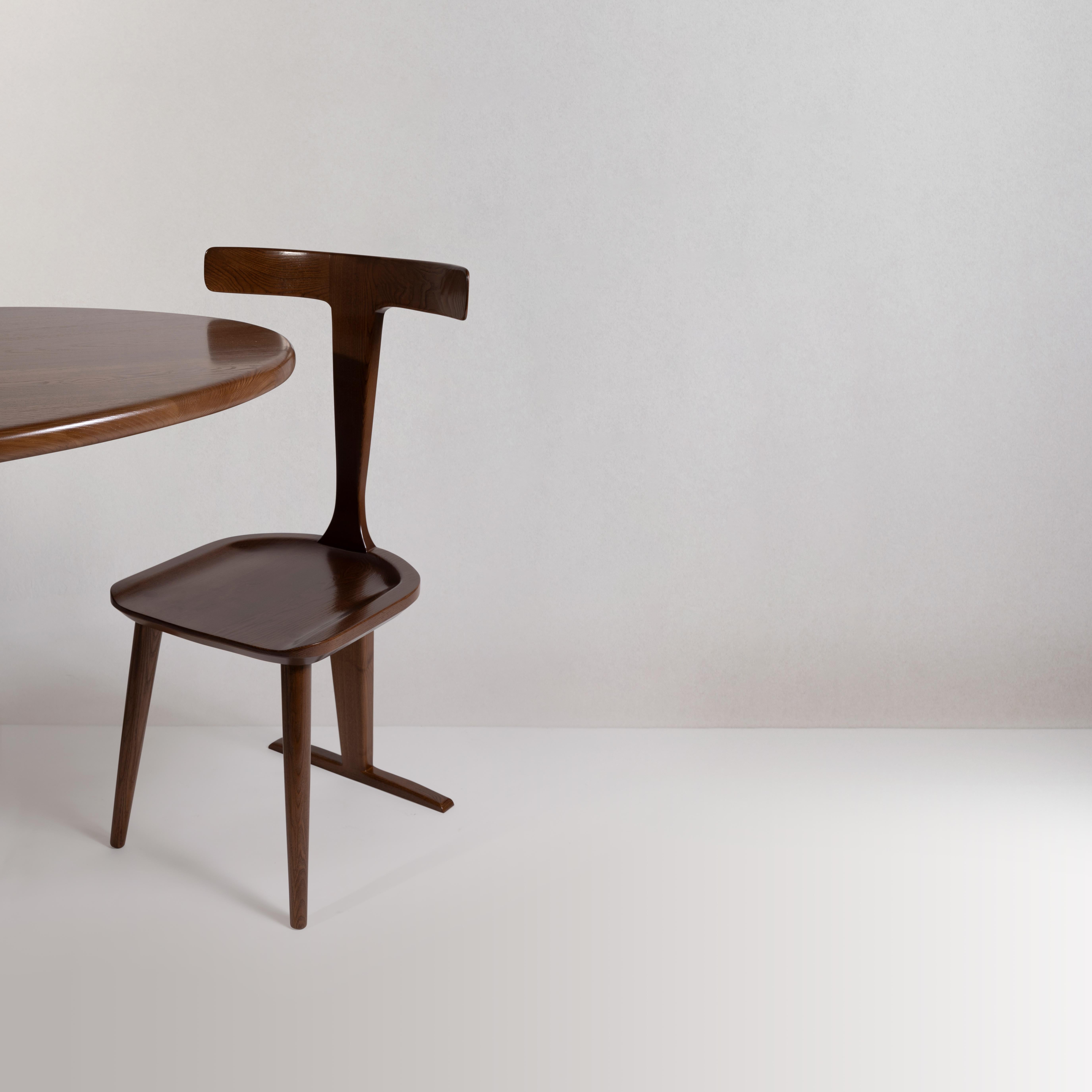 Mesa de comedor moderna de mediados de siglo de madera maciza de fresno yunque marrón Moderno de mediados de siglo en venta