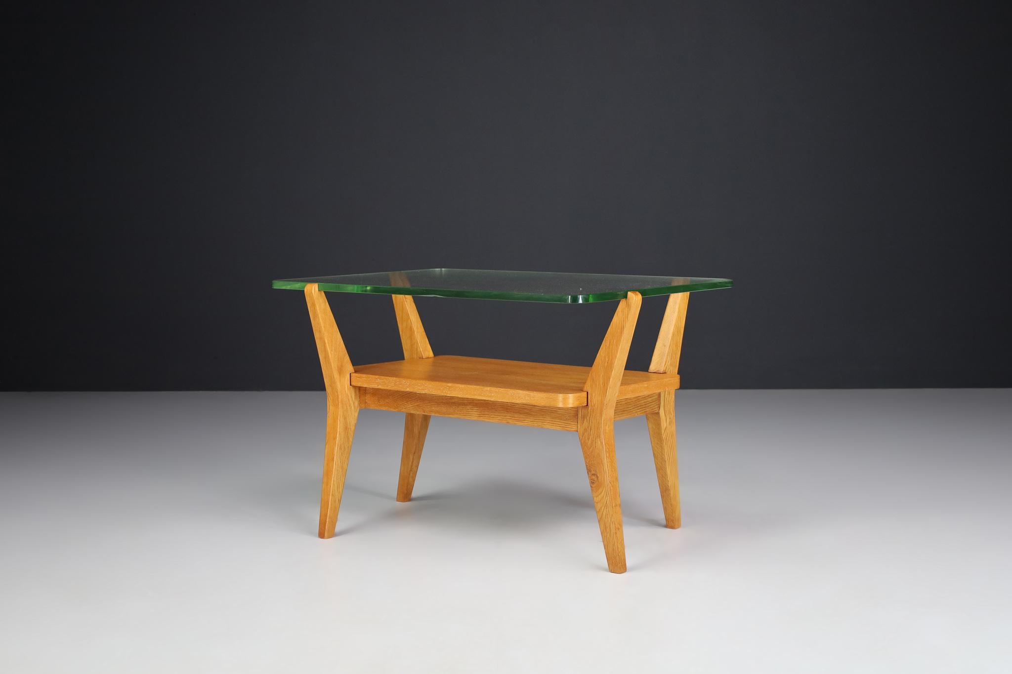 Mid-Century Modern Couchtisch aus Eschenholz und Glas, Praque 1950s

Er wird in der Tschechischen Republik aus Eschenholz und Glas hergestellt und verbindet auf perfekte Weise Leichtigkeit und Wärme. Das Glas verleiht dem Tisch ein sehr modernes