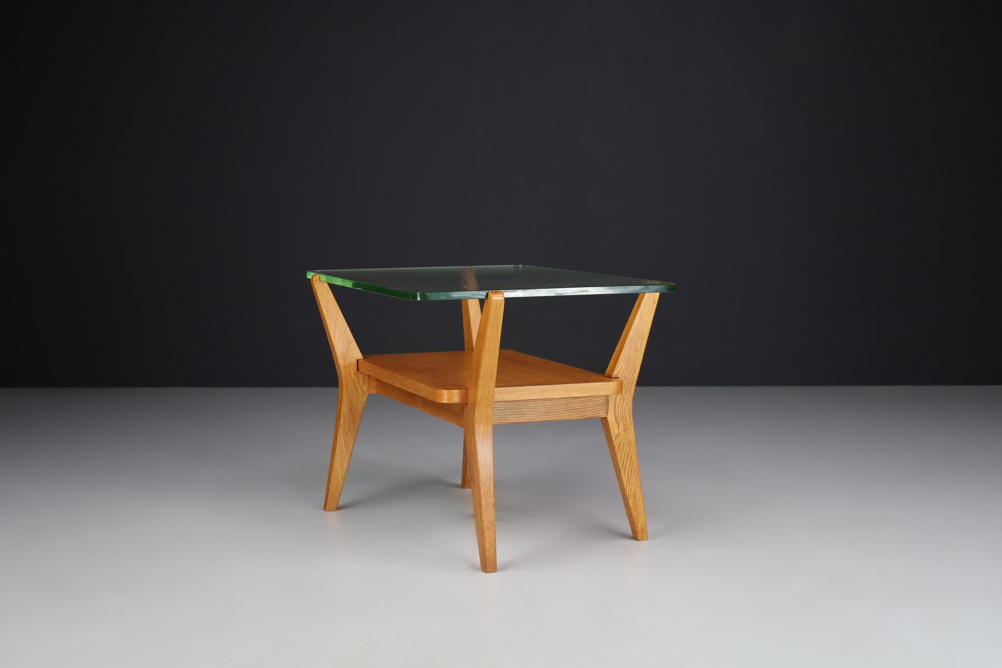 Moderner Couchtisch aus Eschenholz und Glas aus der Mitte des Jahrhunderts, Praque, 1950er Jahre (Tschechisch) im Angebot