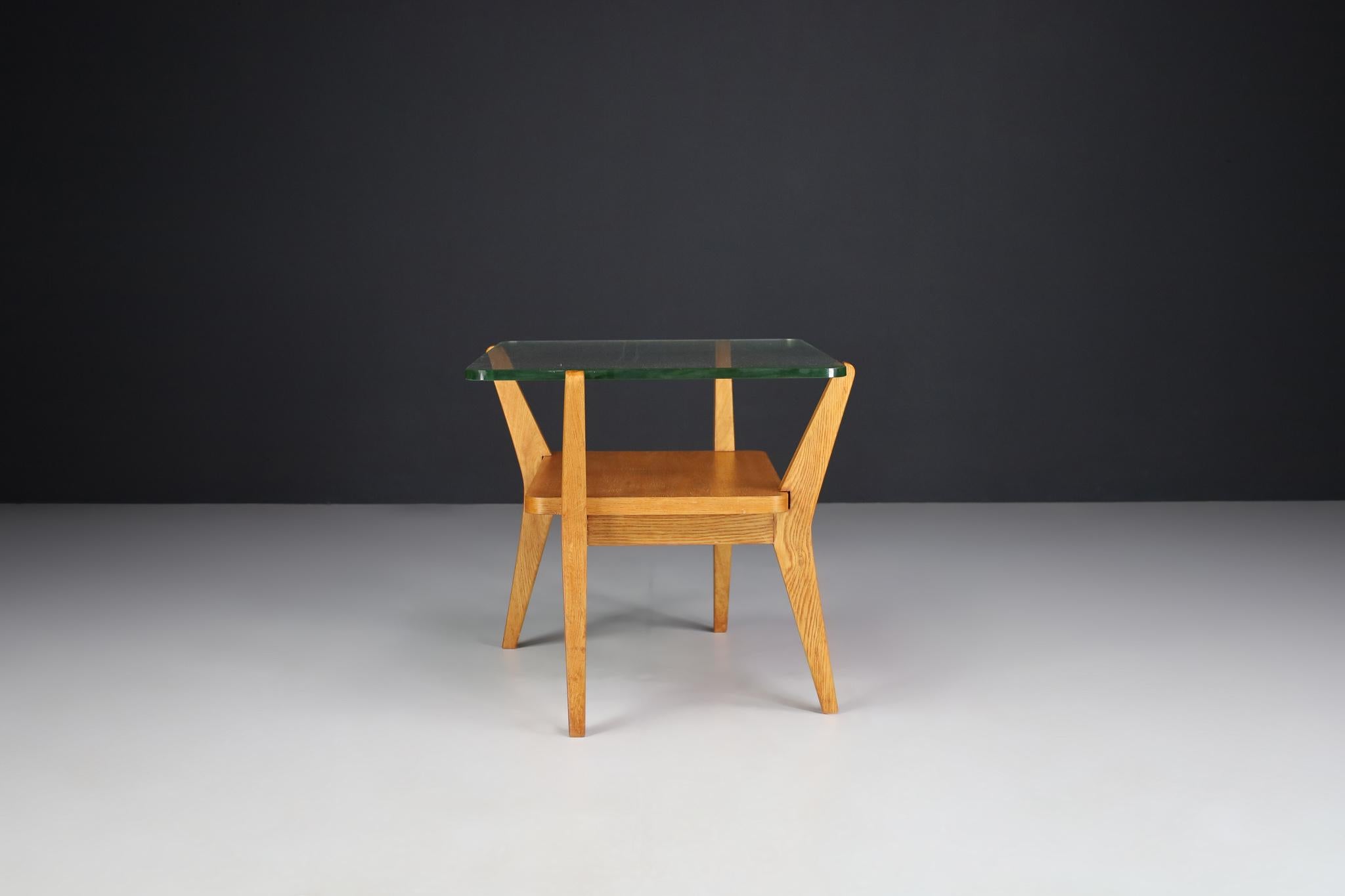 Moderner Couchtisch aus Eschenholz und Glas aus der Mitte des Jahrhunderts, Praque, 1950er Jahre im Zustand „Gut“ im Angebot in Almelo, NL
