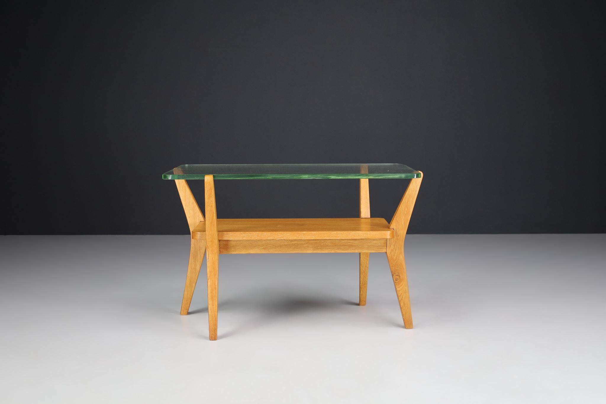 Moderner Couchtisch aus Eschenholz und Glas aus der Mitte des Jahrhunderts, Praque, 1950er Jahre (Mitte des 20. Jahrhunderts) im Angebot
