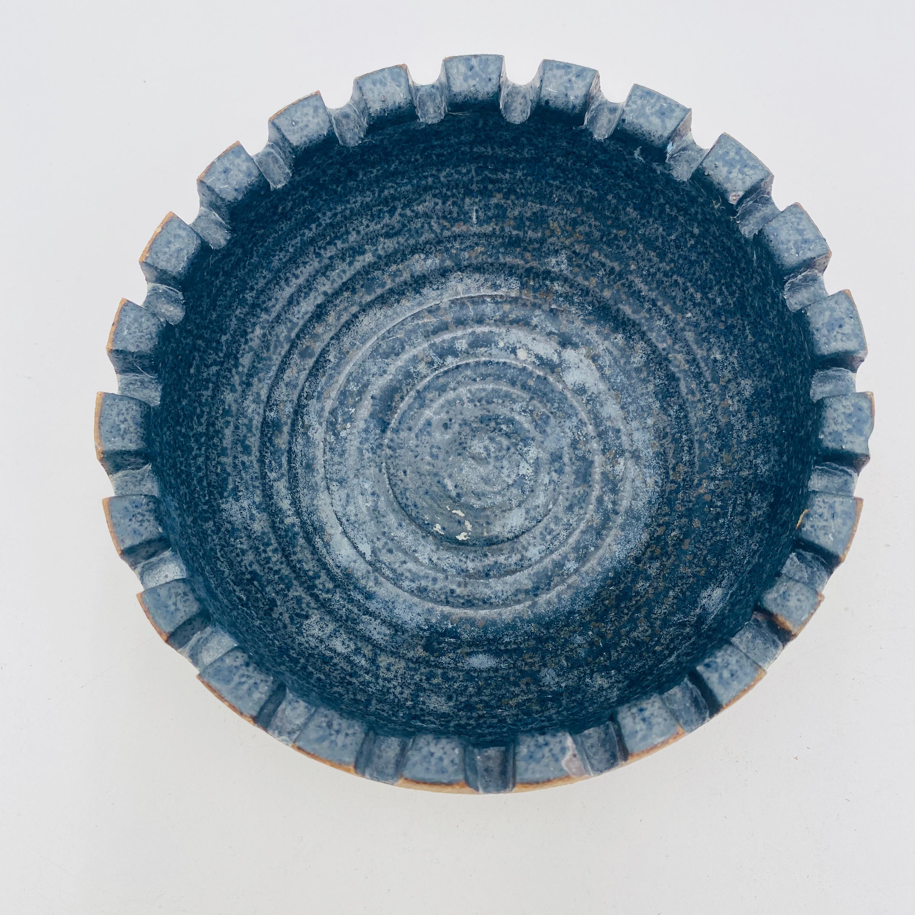 Cendrier emblématique de l'artiste californienne Victoria Littlejohn réalisé vers les années 1970. Cette pièce en céramique a été fabriquée à la main et présente une glaçure d'un bleu océan profond. Le bas est signé Littlejohn. 