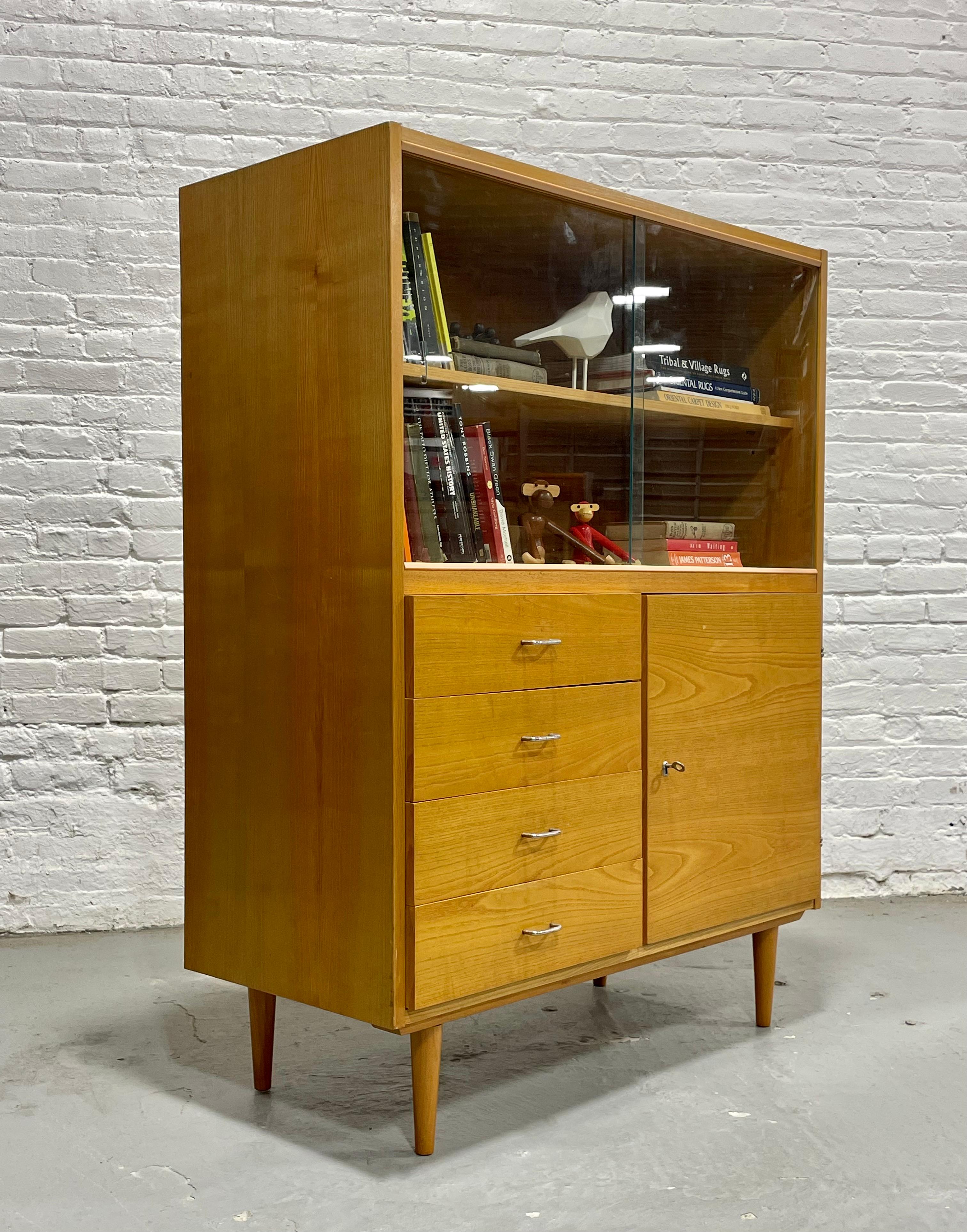 Mid Century Modern Ashwood Bookcase / China Cabinet, c. 1960’s (Moderne der Mitte des Jahrhunderts) im Angebot