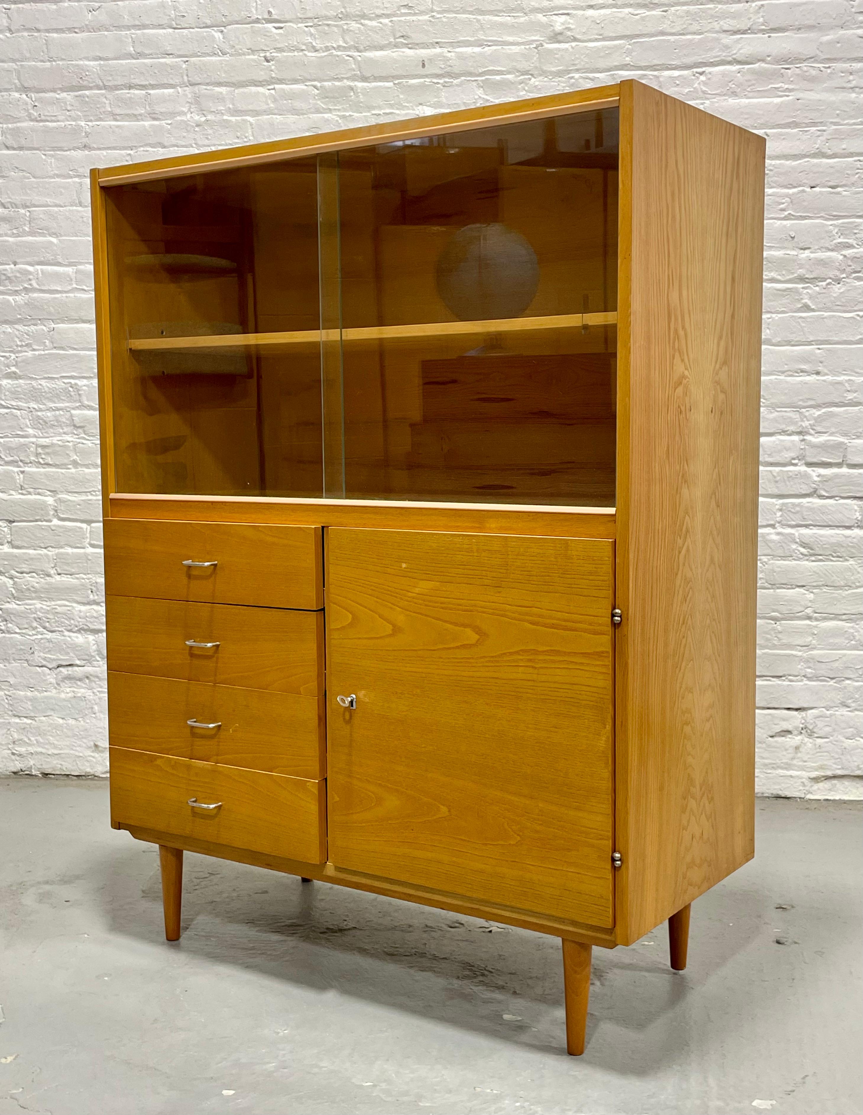 Mid Century Modern Ashwood Bookcase / China Cabinet, c. 1960’s im Zustand „Gut“ im Angebot in Weehawken, NJ