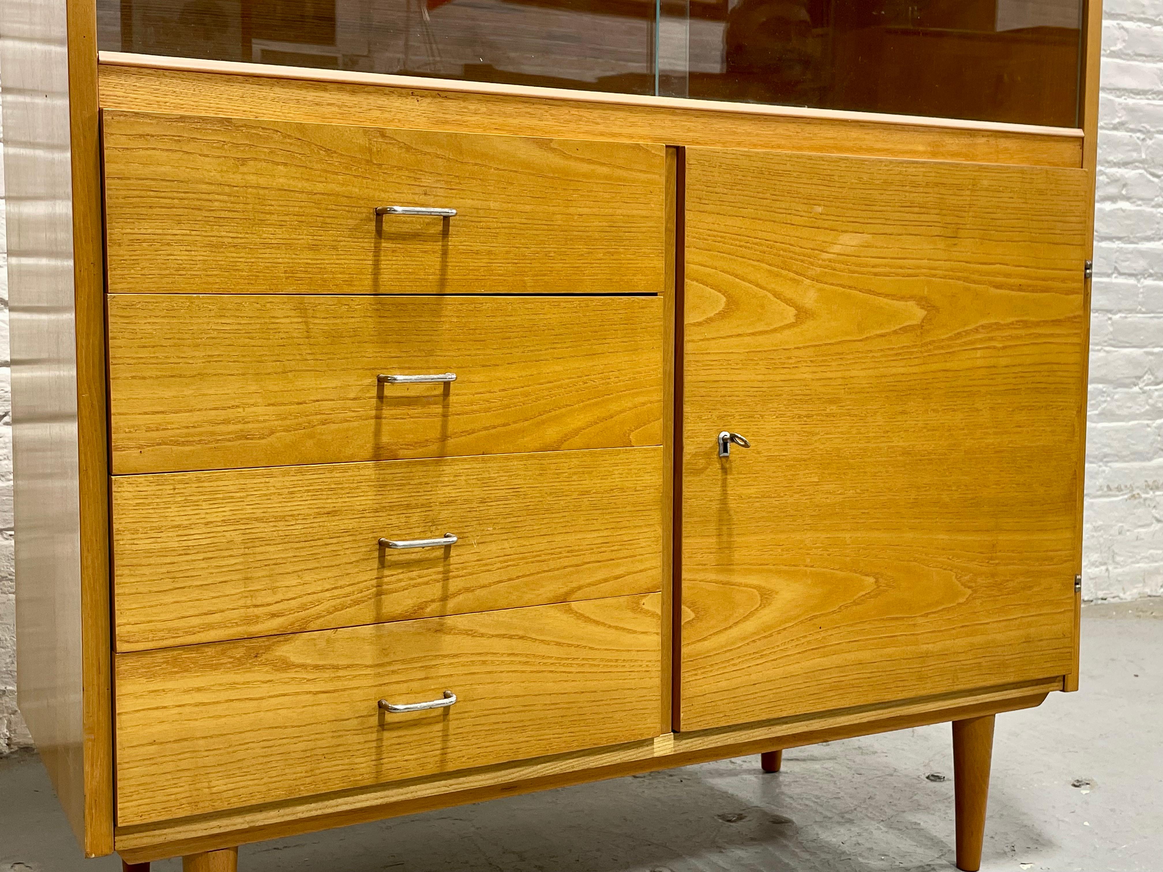 Mid Century Modern Ashwood Bookcase / China Cabinet, c. 1960’s (Mitte des 20. Jahrhunderts) im Angebot
