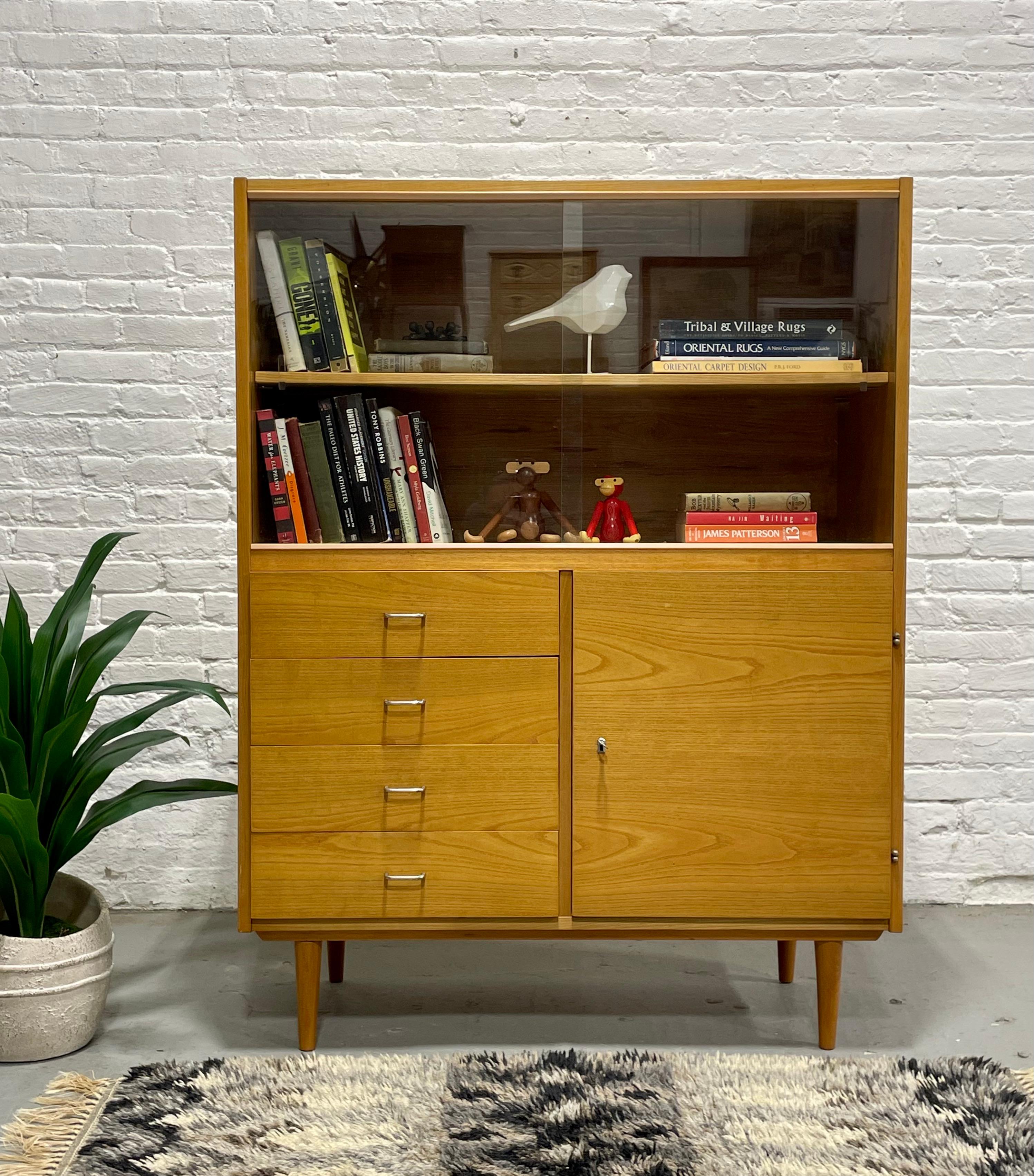 Mid Century Modern Ashwood Bookcase / China Cabinet, c. 1960’s (Eichenholz) im Angebot