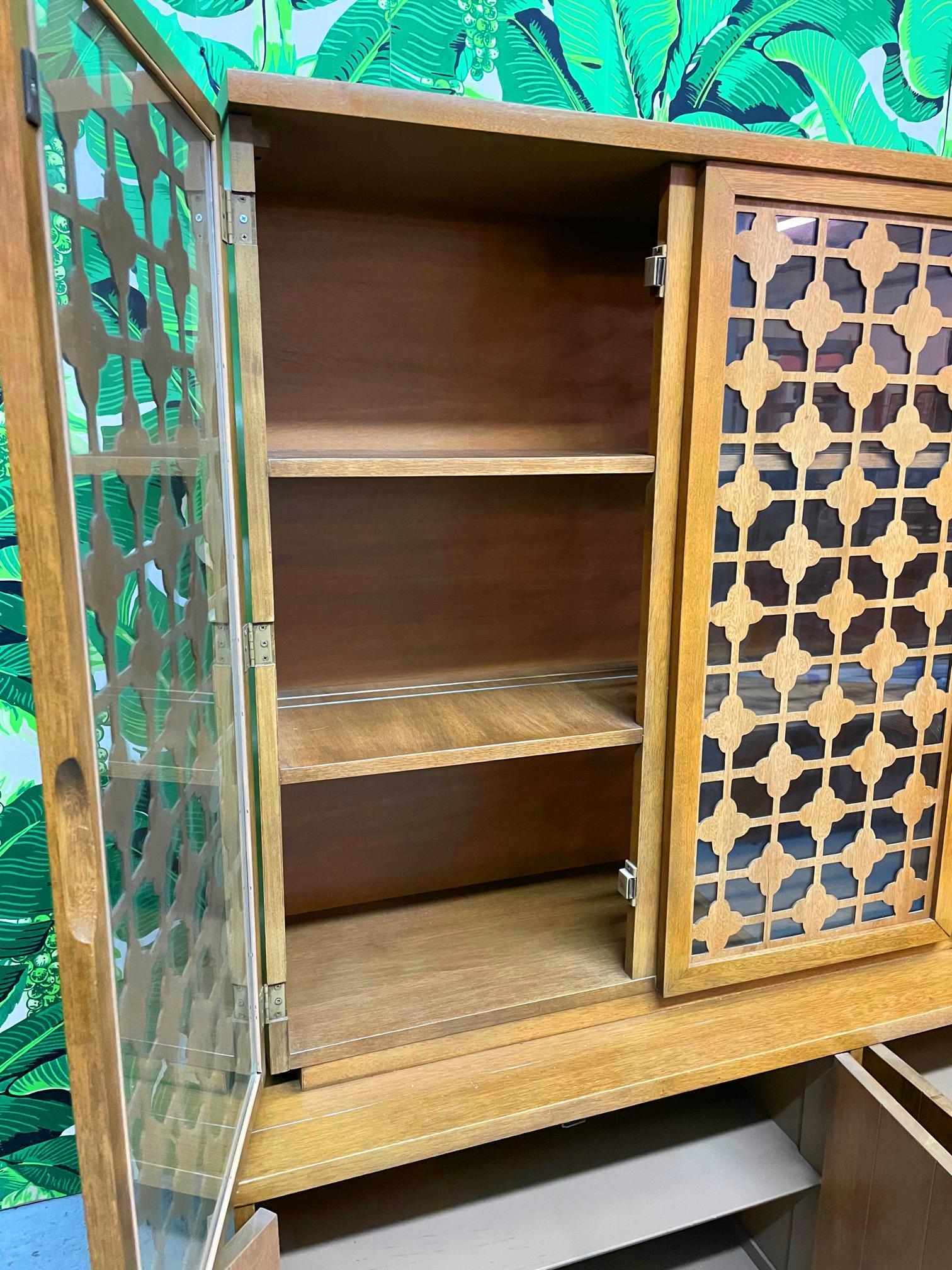 Mid-Century Modern Asian Chinoiserie China Cabinet In Good Condition For Sale In Jacksonville, FL