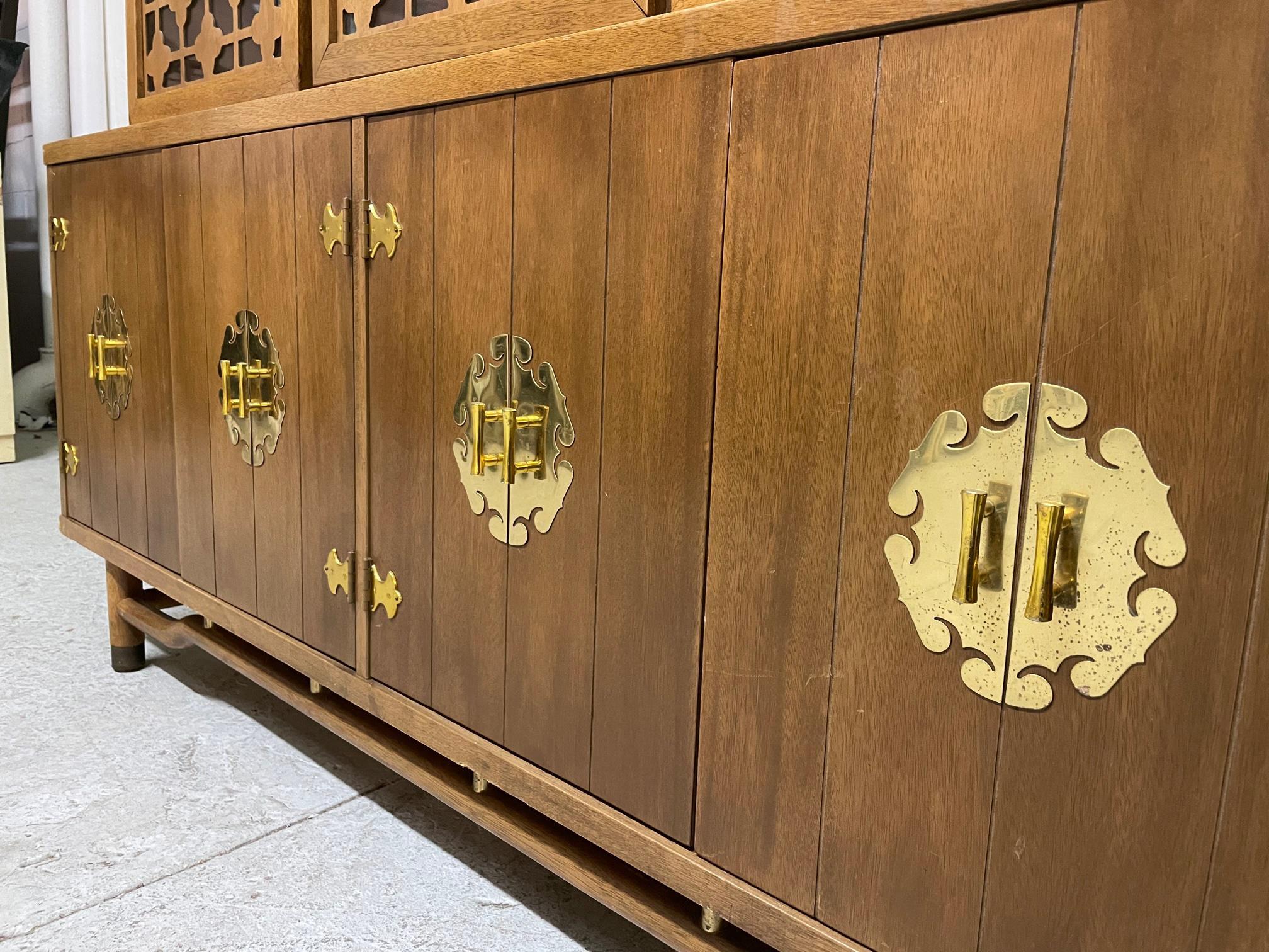 Late 20th Century Mid-Century Modern Asian Chinoiserie China Cabinet For Sale