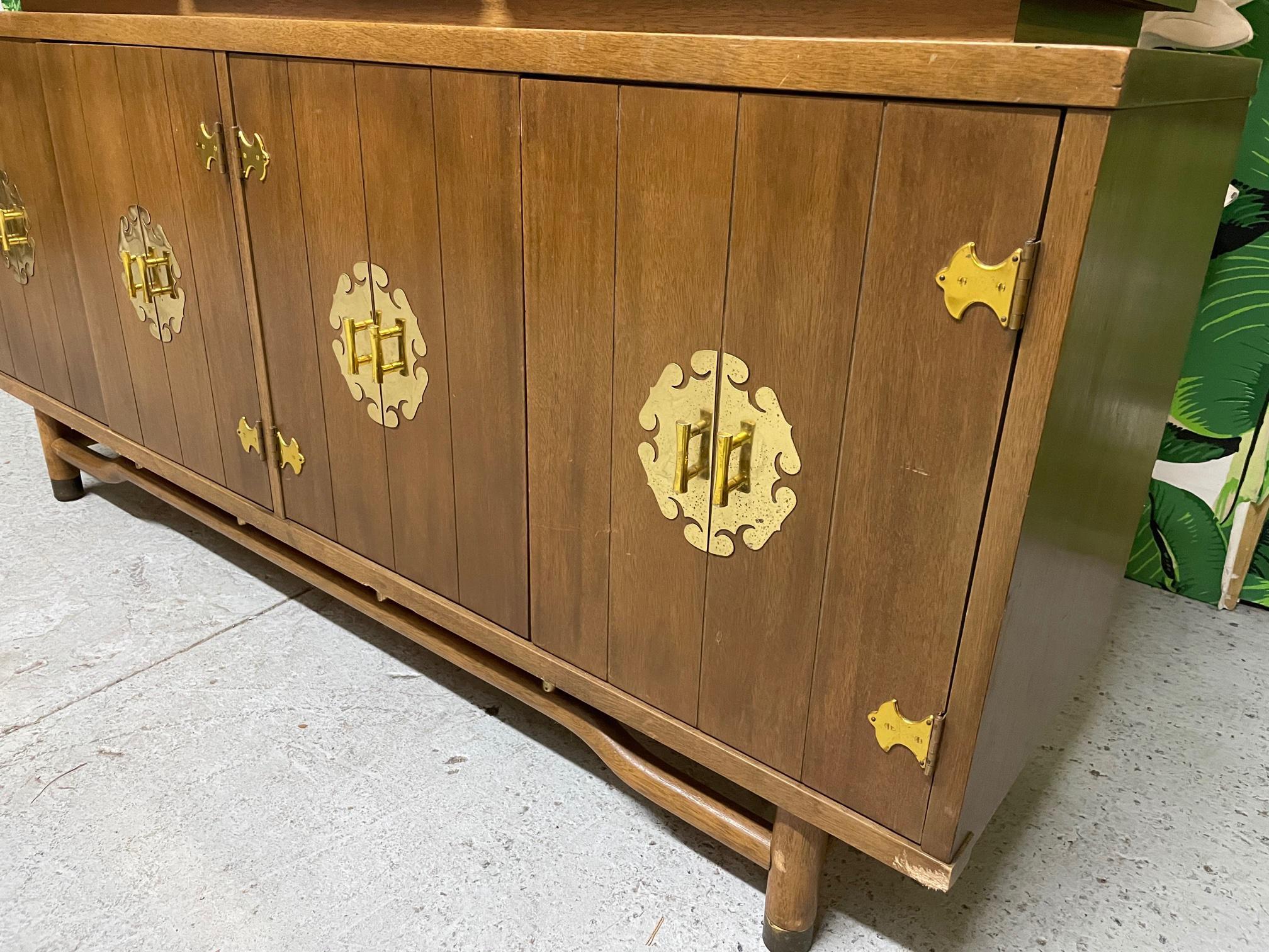 Moderner asiatischer Chinoiserie-Chinoiserie-Schrank aus der Mitte des Jahrhunderts (Messing) im Angebot