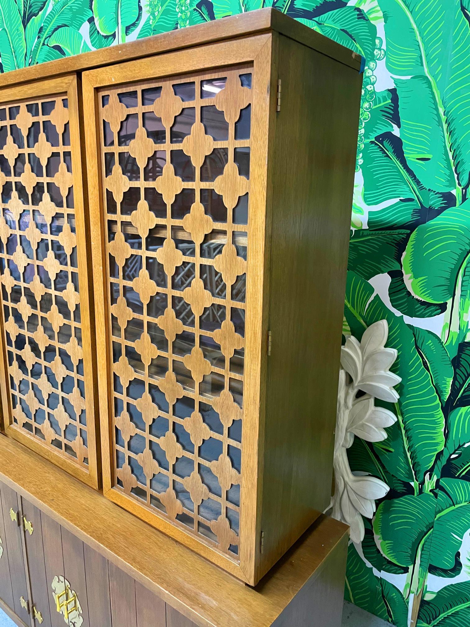 Mid-Century Modern Asian Chinoiserie China Cabinet For Sale 3