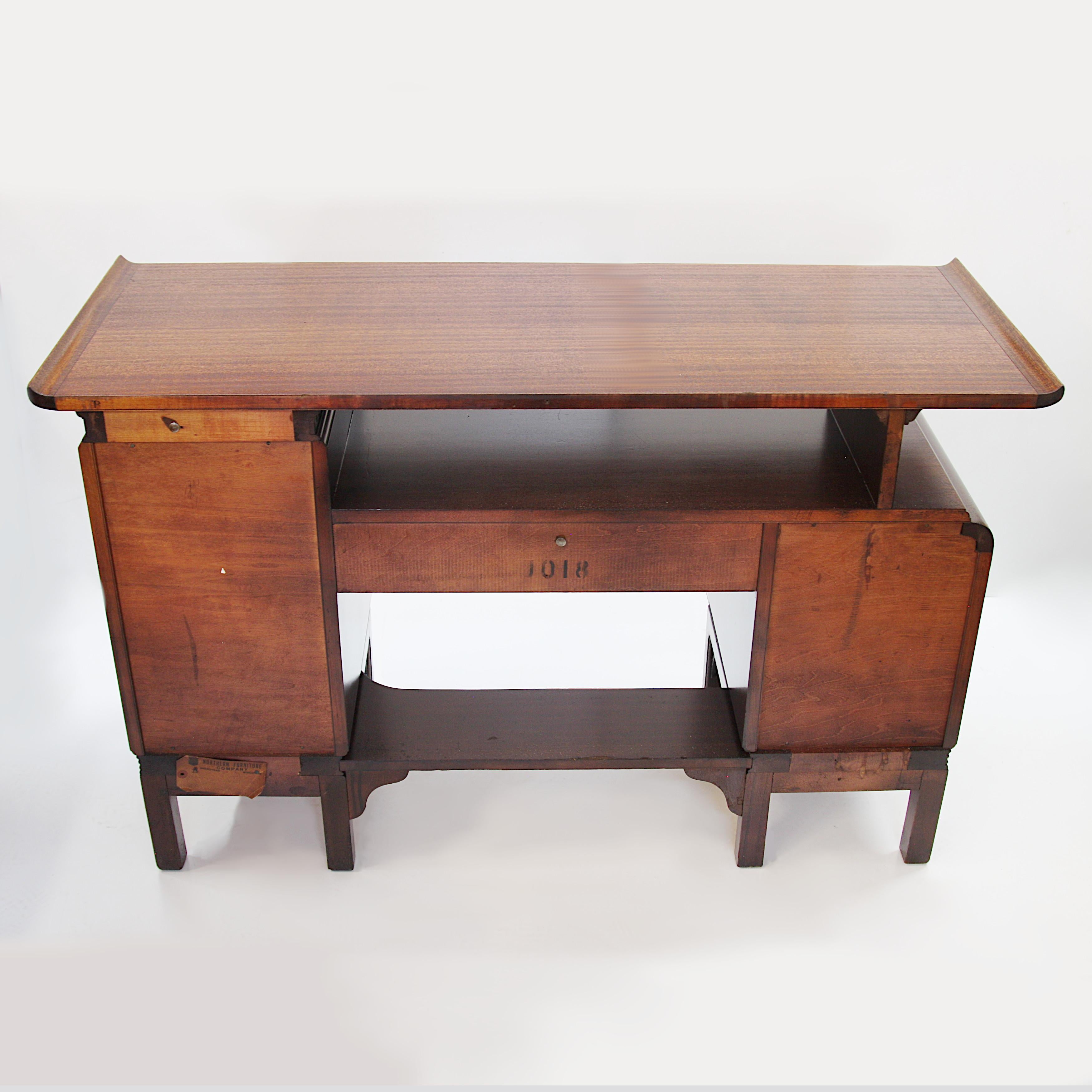 Mid-Century Modern-Pagoda-Schreibtisch von The Northern Furniture Co. mit asiatischen Einflüssen im Angebot 1