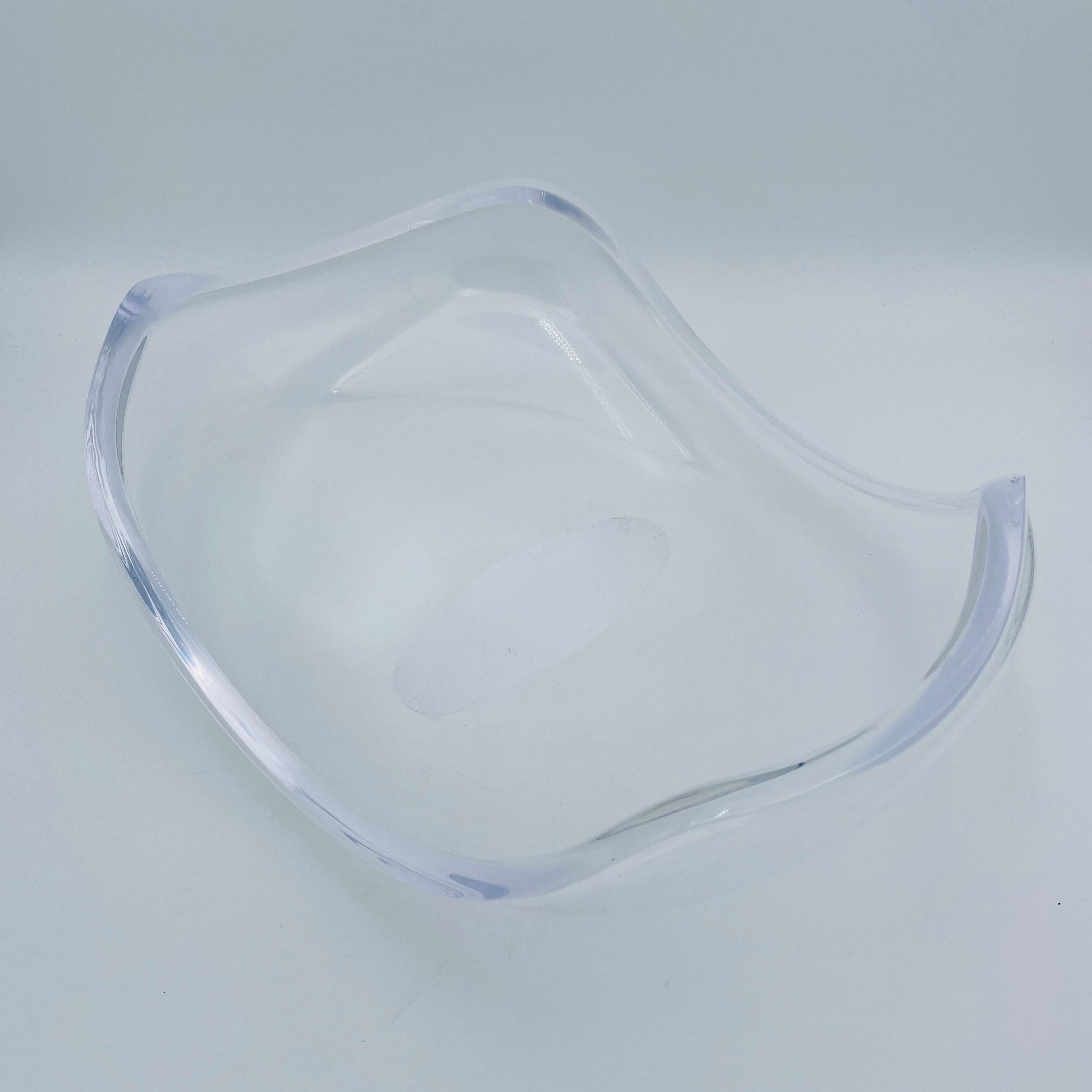 Si tratta di una grande ciotola in lucite realizzata da Astrolite negli anni '60. Astrolite è un marchio registrato da Herbert Ritts, Inc. di Los Angeles, California. Il percorso del marchio Ritts inizia con il primo utilizzo e l'uso in commercio di