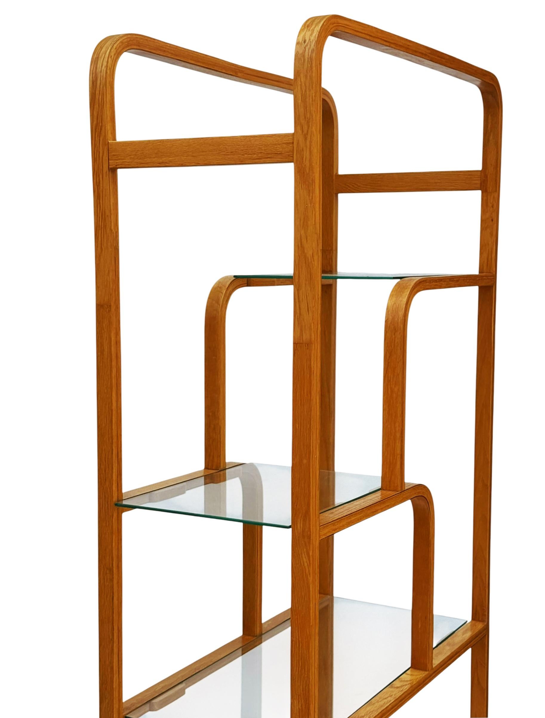 Un'etagere classica retrò degli anni '70. Si tratta di una struttura in legno curvato di Oak con ripiani in vetro trasparente. Nel complesso in ottime condizioni.