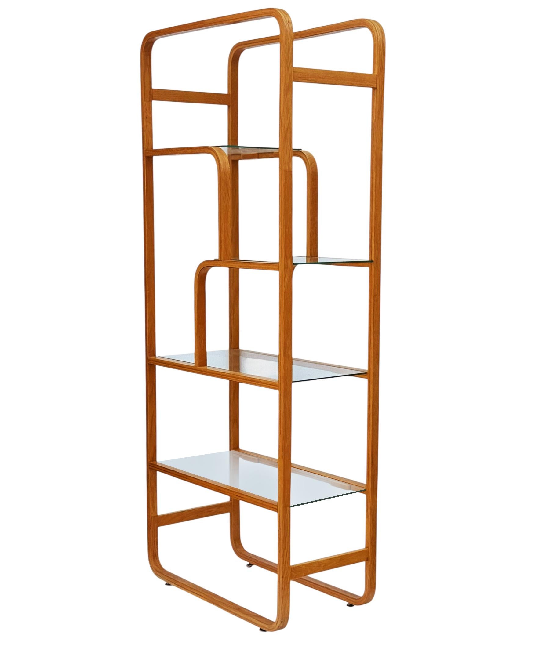 Mid-Century moderno Etagere o scaffale a parete asimmetrico in Oak e vetro, stile Mid-Century Modern in vendita