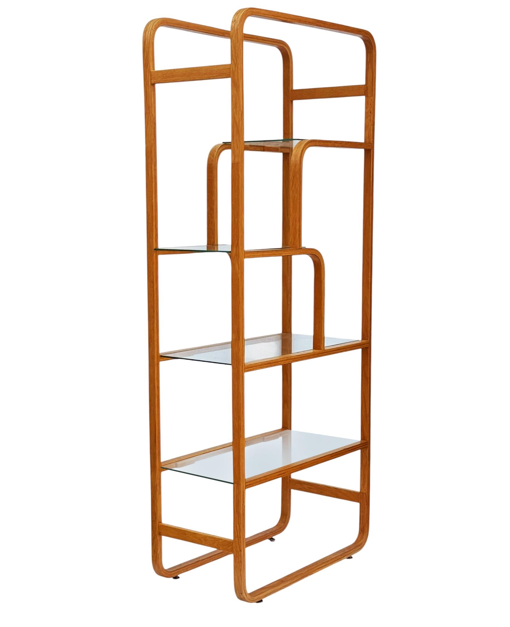 Etagere o scaffale a parete asimmetrico in Oak e vetro, stile Mid-Century Modern In condizioni buone in vendita a Philadelphia, PA
