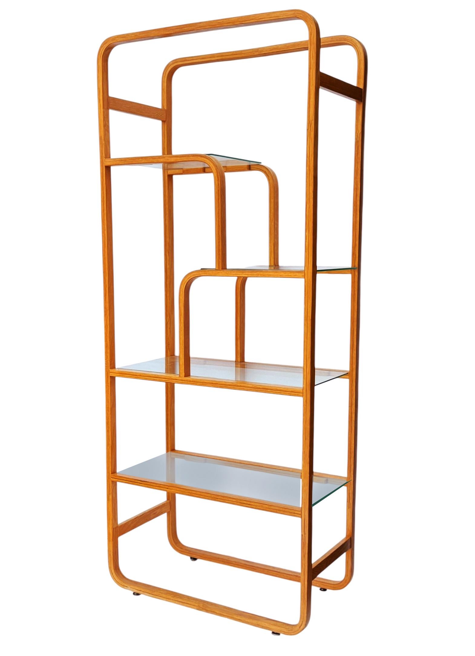 Fine XX secolo Etagere o scaffale a parete asimmetrico in Oak e vetro, stile Mid-Century Modern in vendita