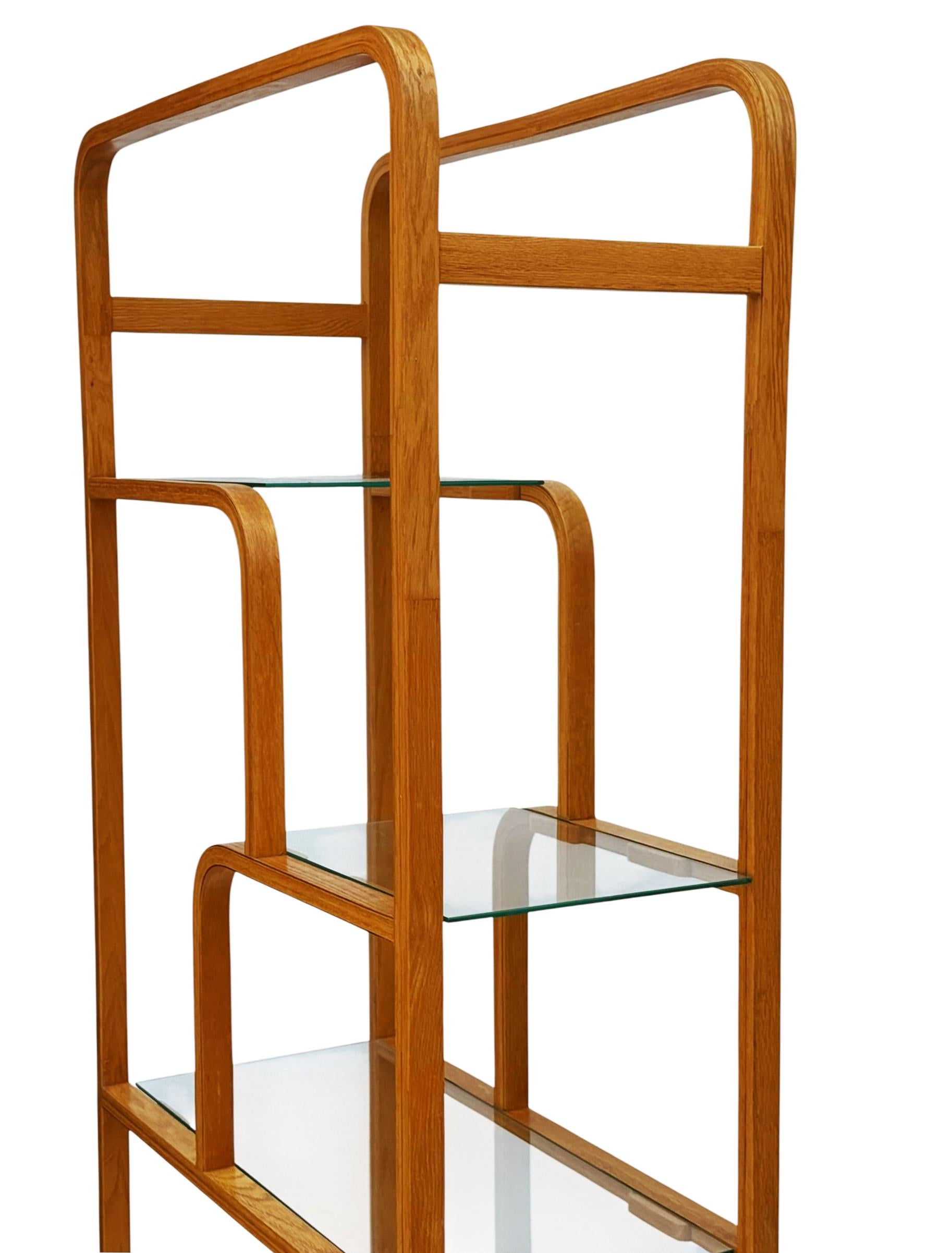 Vetro Etagere o scaffale a parete asimmetrico in Oak e vetro, stile Mid-Century Modern in vendita