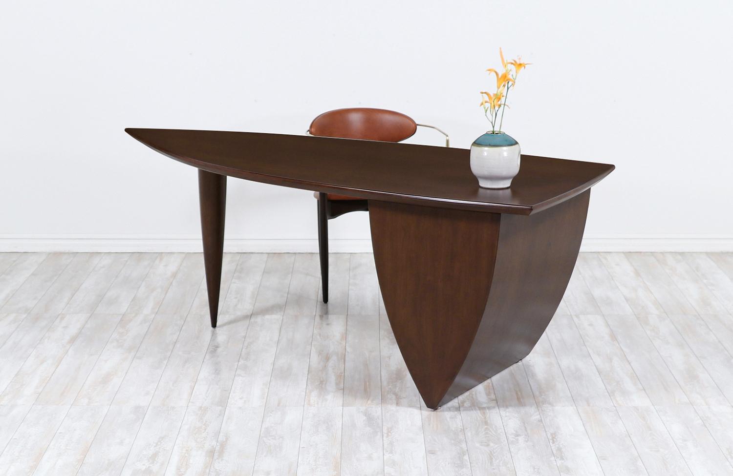 Mid-Century Modern Asymmetrical Executive Desk after Wendell Castle In Excellent Condition In Los Angeles, CA