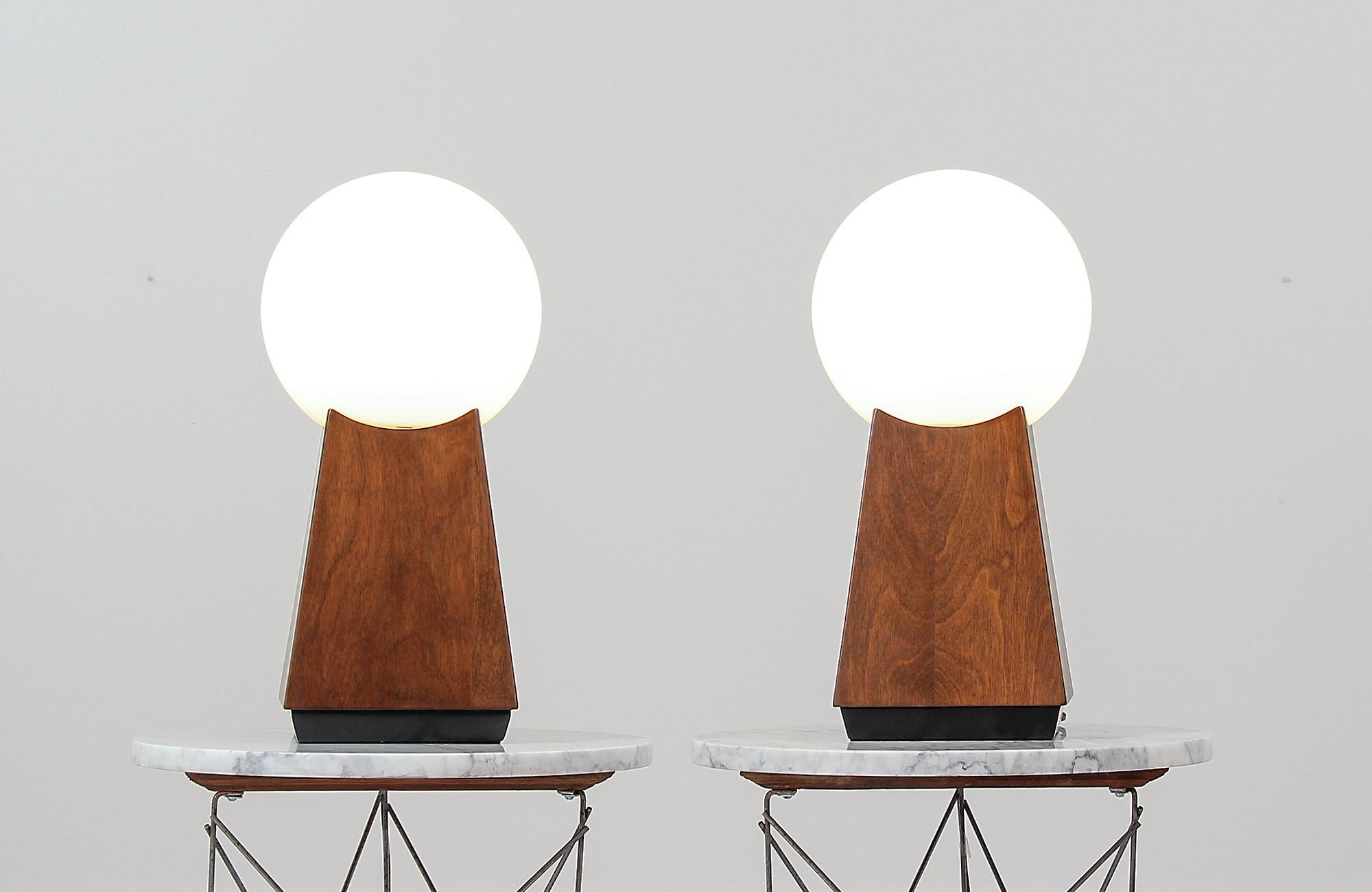 Mid-Century Modern Asymmetrical Table Lamps with Frosted Globes In Excellent Condition In Los Angeles, CA