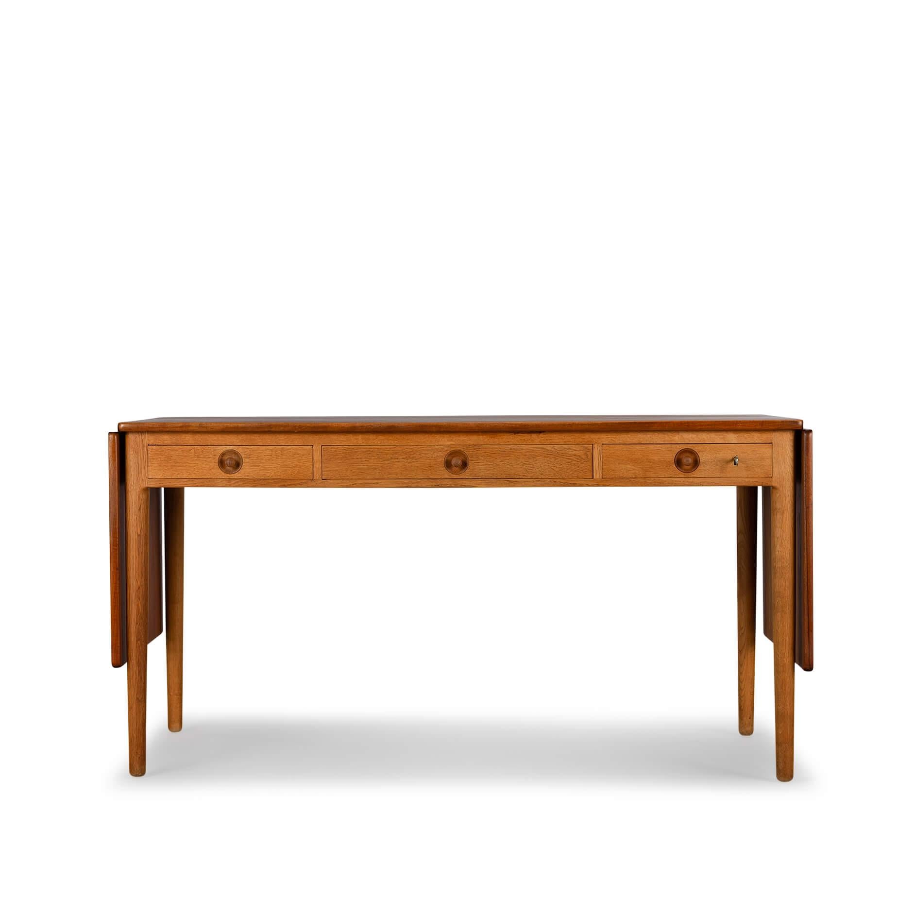 Design-Schreibtisch
Schöner Mid-Century Modern Danish Vintage Schreibtisch. Ein Klassiker! Das Modell AT-305 wurde 1955 von Hans J. Wegner entworfen und von Adreas Tuck produziert und vermarktet. Der Design-Schreibtisch hat ein Eichengestell mit
