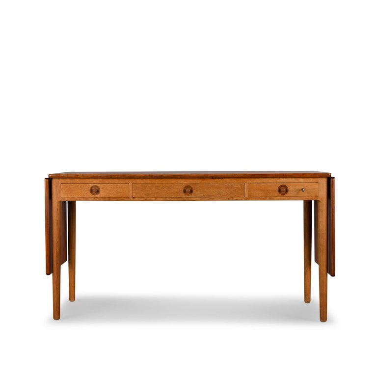 Design desk
Beautiful Mid-Century Modern Danish vintage desk. A classic! This model AT-305 was designed in 1955 by Hans J. Wegner en and produced and branded by Adreas Tuck. The design desk has an oak base with three drawers. The right drawer can