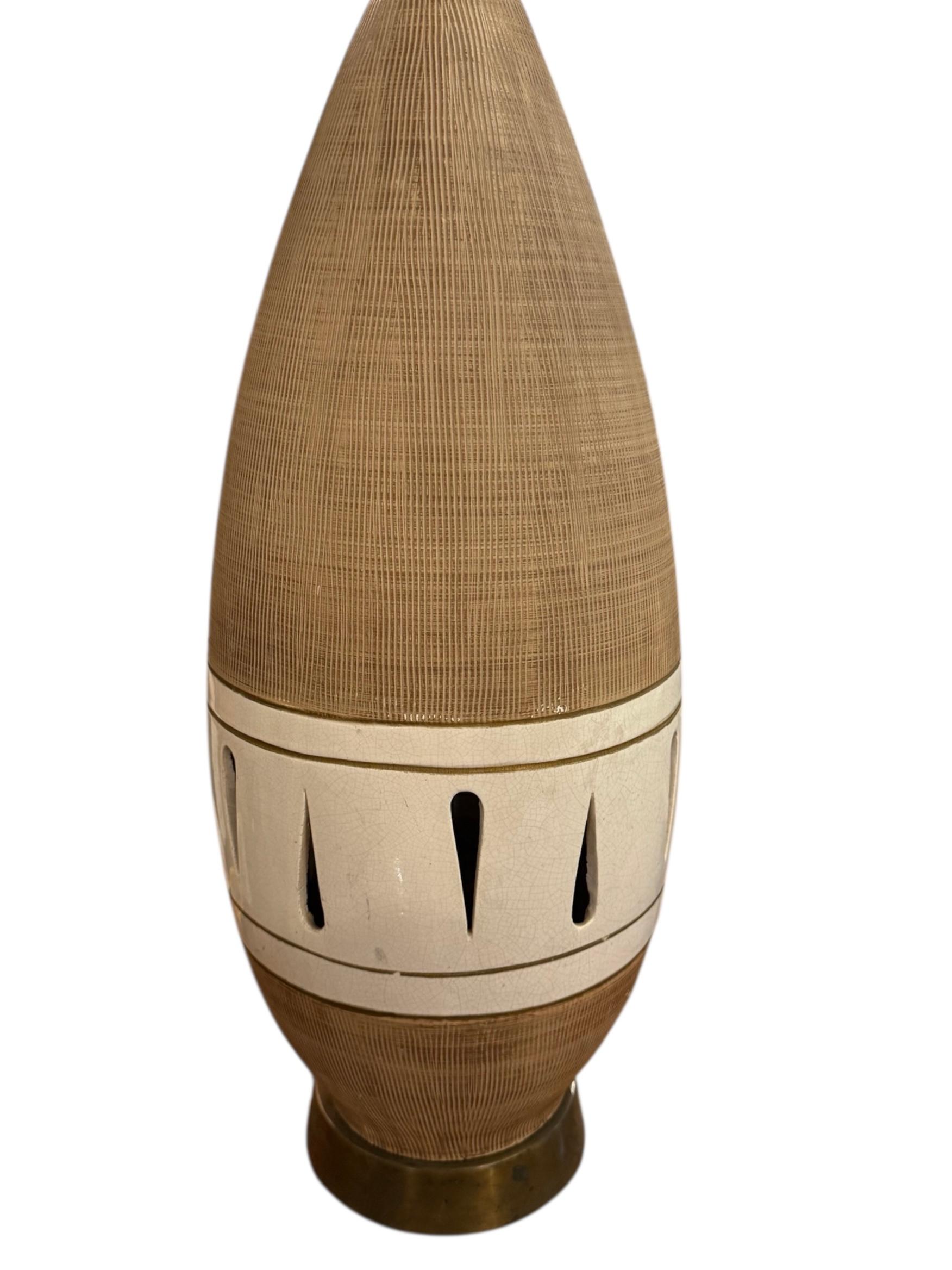 Mid-Century Modern Atomic Age Tall American Ceramic Table Lamp In Good Condition For Sale In Pasadena, CA