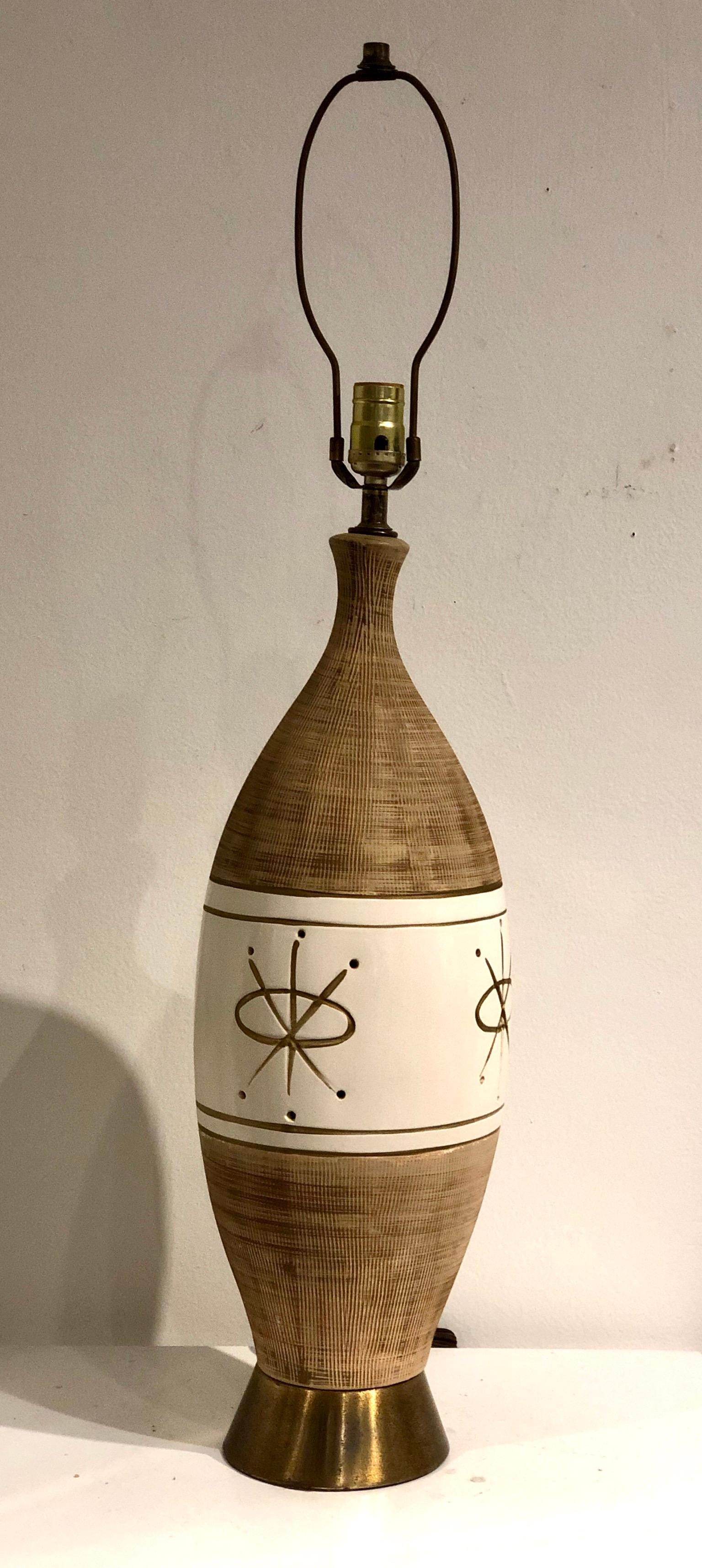 Ein Klassik Mid-Century Modern Atomic Design Keramik hohe Lampe mit Messingbeschlägen in einwandfreiem Zustand mit patinierten Messingbeschlägen, Lampenschirm ist es nicht enthalten schöne Brauntöne mit goldenen Akzenten streichelt die Lampe seine