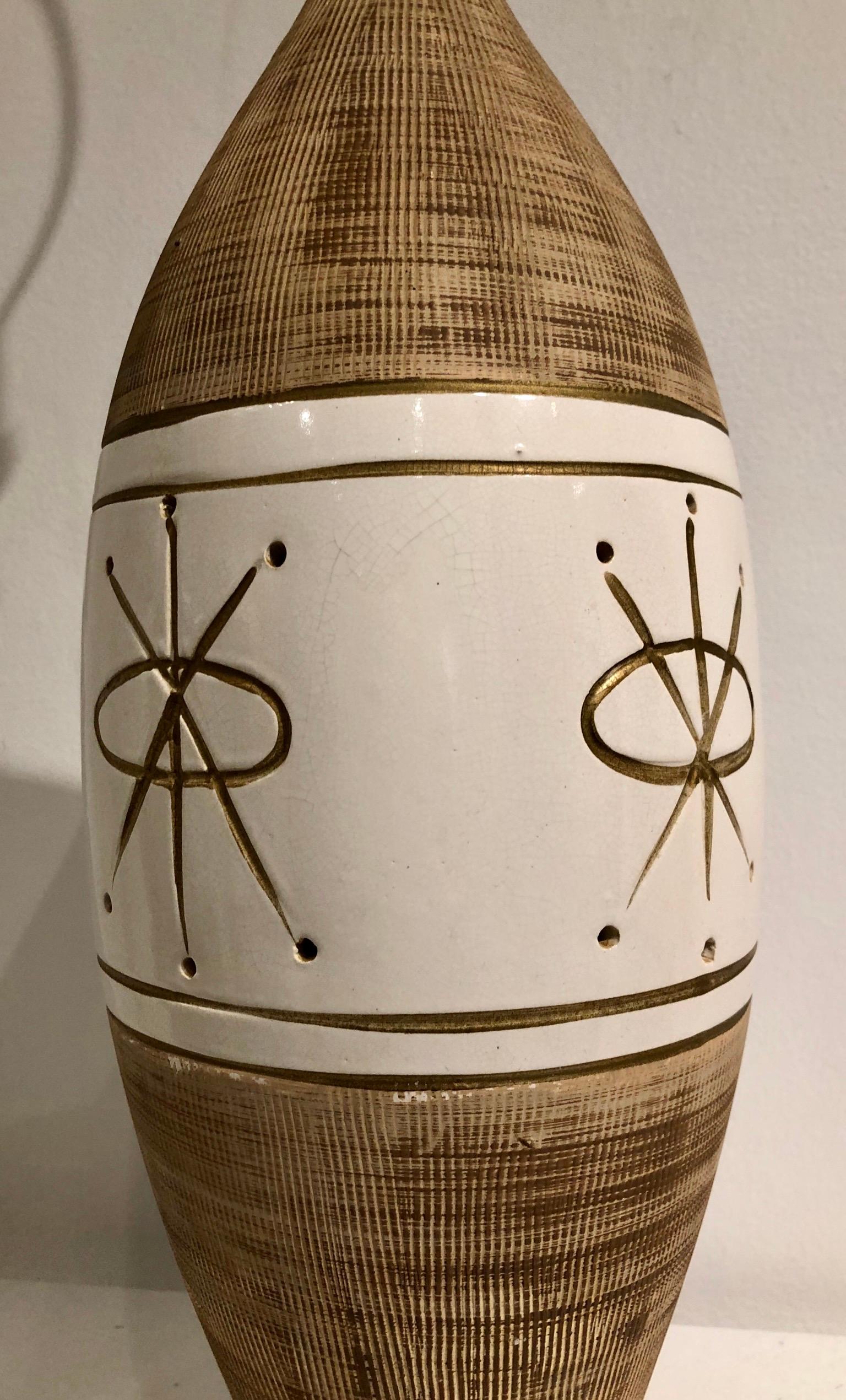 Moderne Atomic Age Große amerikanische Keramik-Tischlampe:: Mitte des Jahrhunderts (20. Jahrhundert) im Angebot