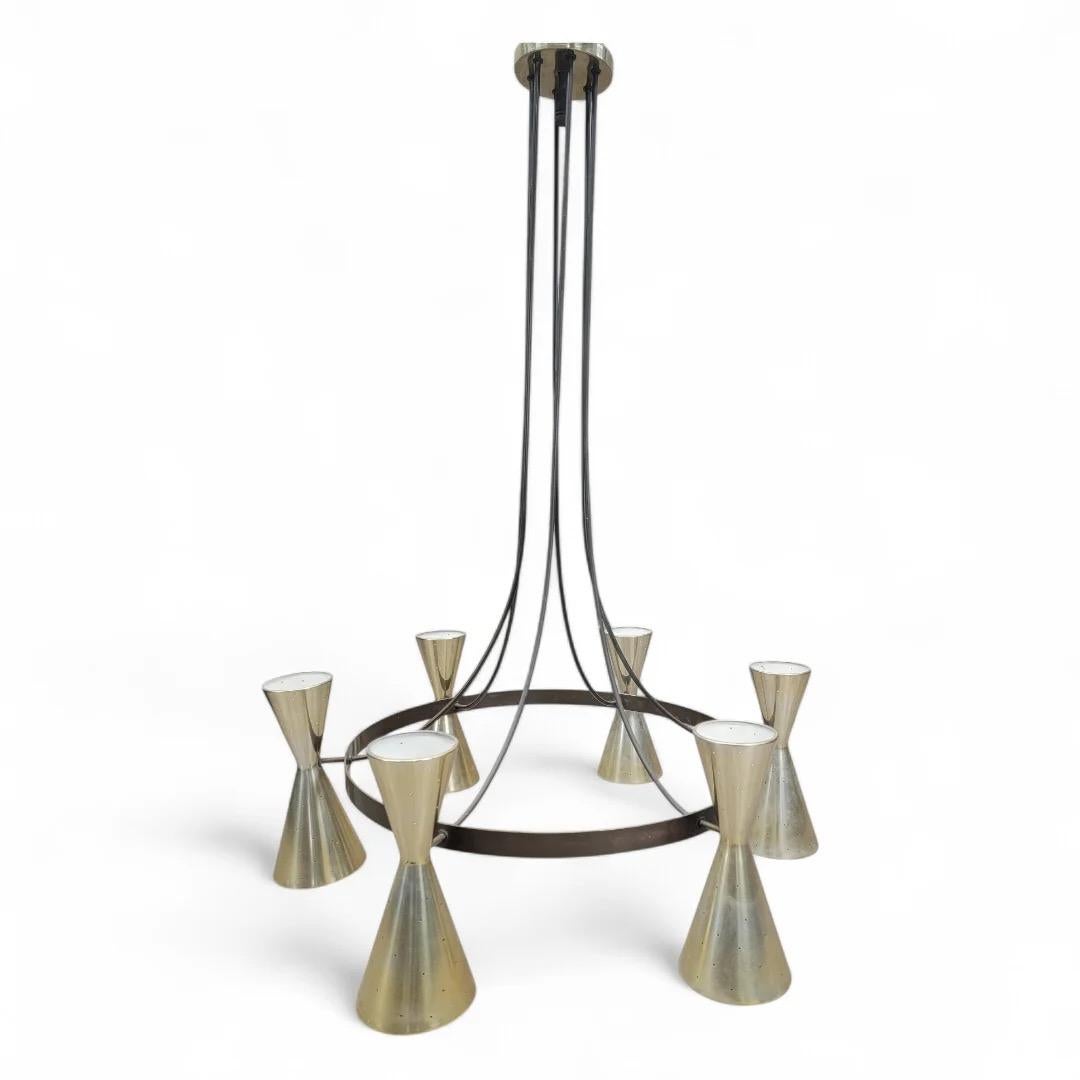 Lampadario a cono bifacciale a 6 clessidre con finitura in ottone atomico del Mid Century Modern

Questo lampadario Mid Century Modern presenta una sorprendente finitura in ottone atomico e un design unico con sei coni a clessidra a doppia faccia.
