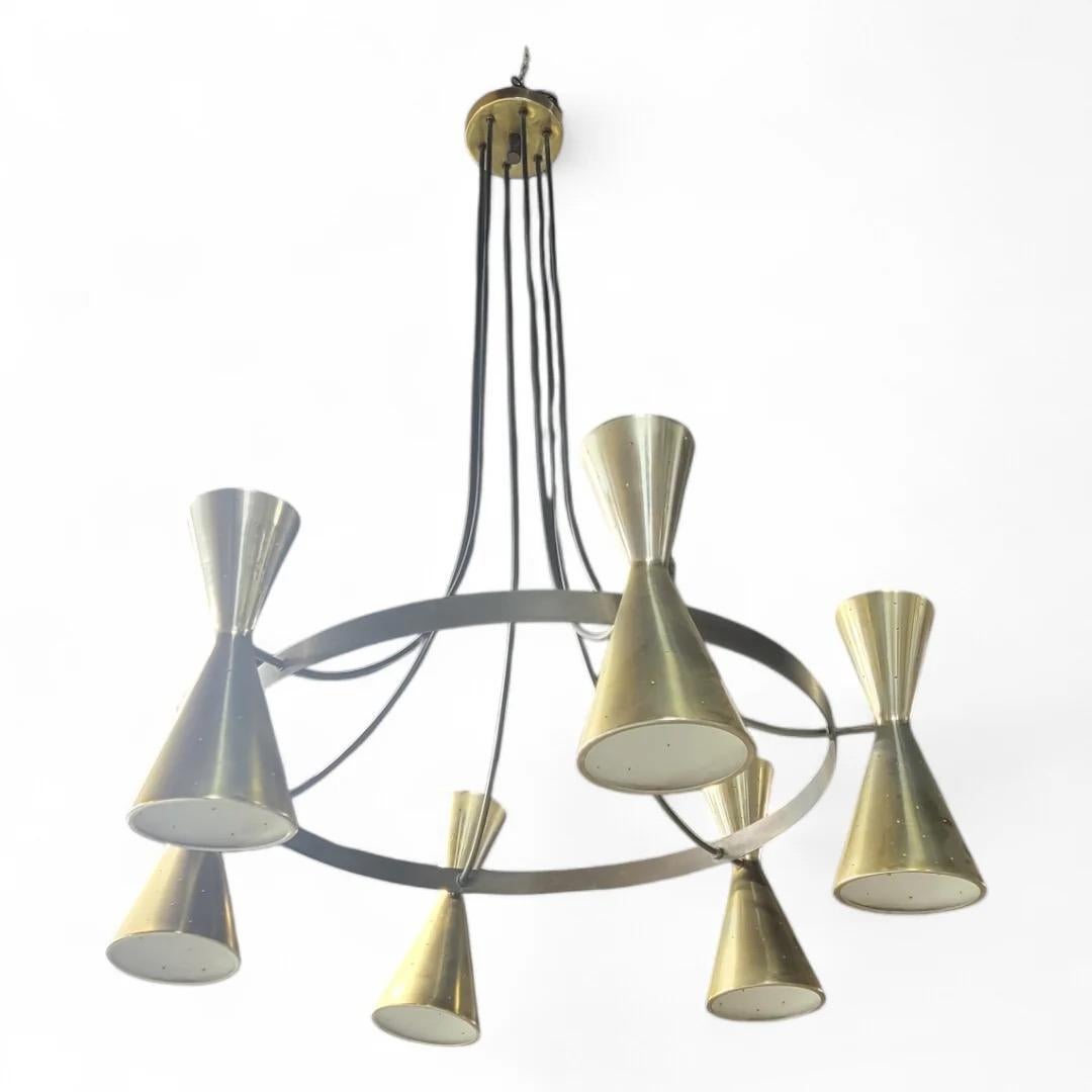 Mid-Century moderno Lampadario a cono bifacciale a 6 clessidre con finitura in ottone atomico del Mid Century Modern in vendita