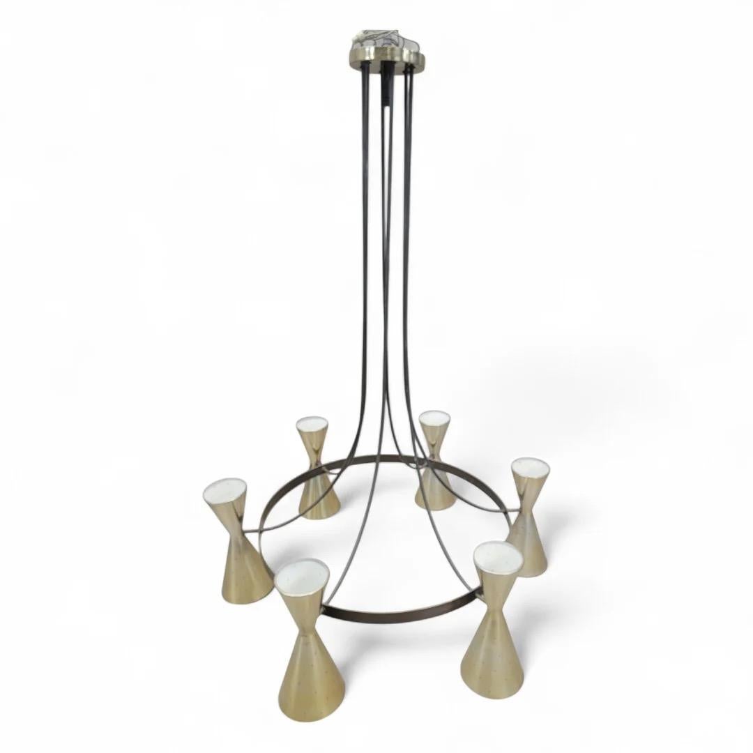 Lampadario a cono bifacciale a 6 clessidre con finitura in ottone atomico del Mid Century Modern In condizioni buone in vendita a Chicago, IL