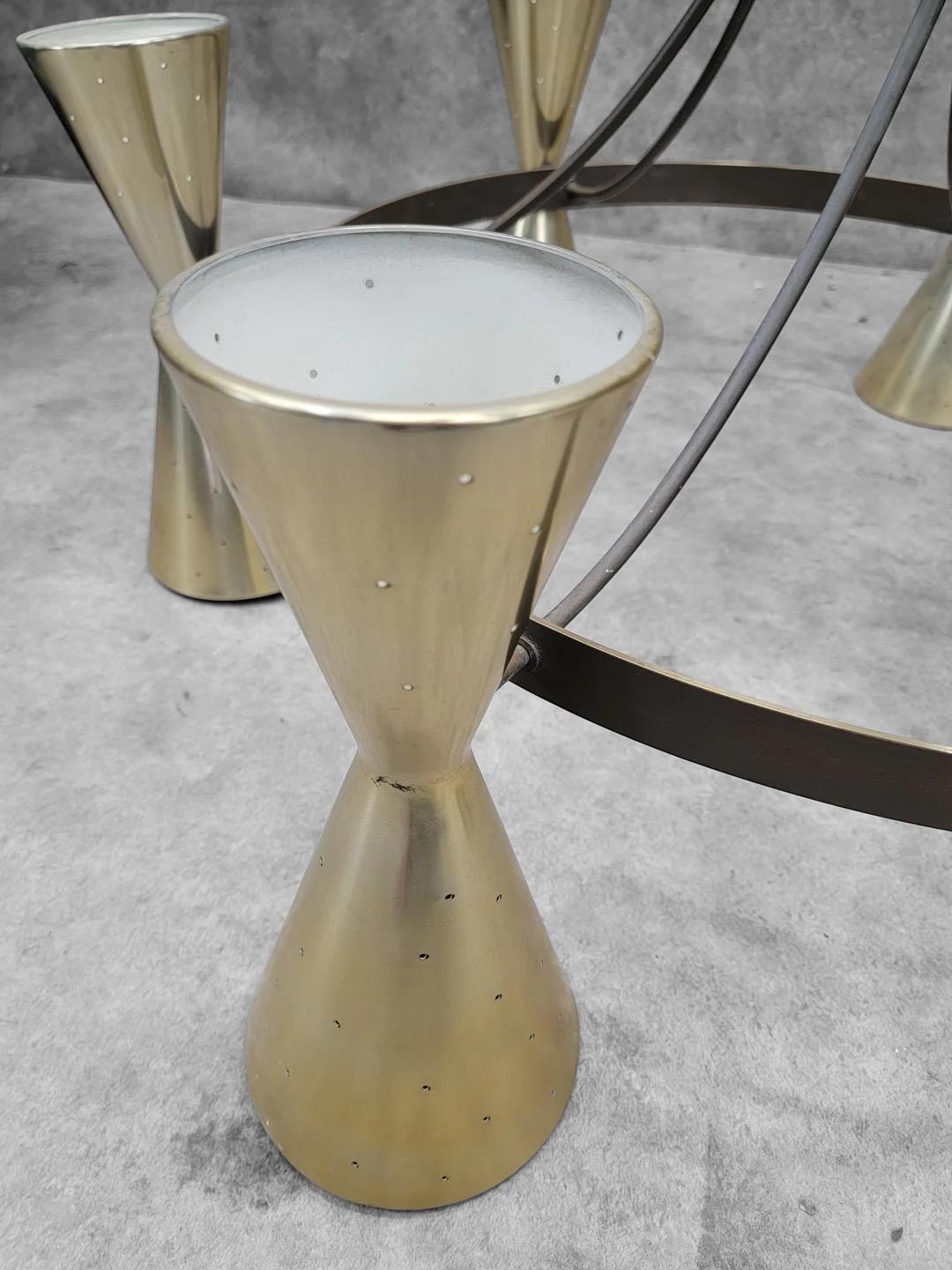 XX secolo Lampadario a cono bifacciale a 6 clessidre con finitura in ottone atomico del Mid Century Modern in vendita