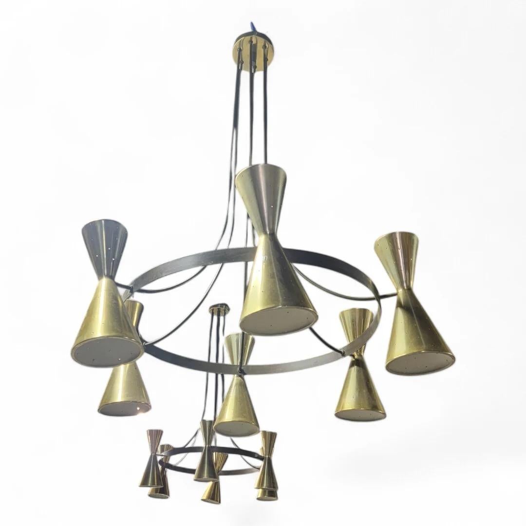 Ottone Lampadario a cono bifacciale a 6 clessidre con finitura in ottone atomico del Mid Century Modern in vendita