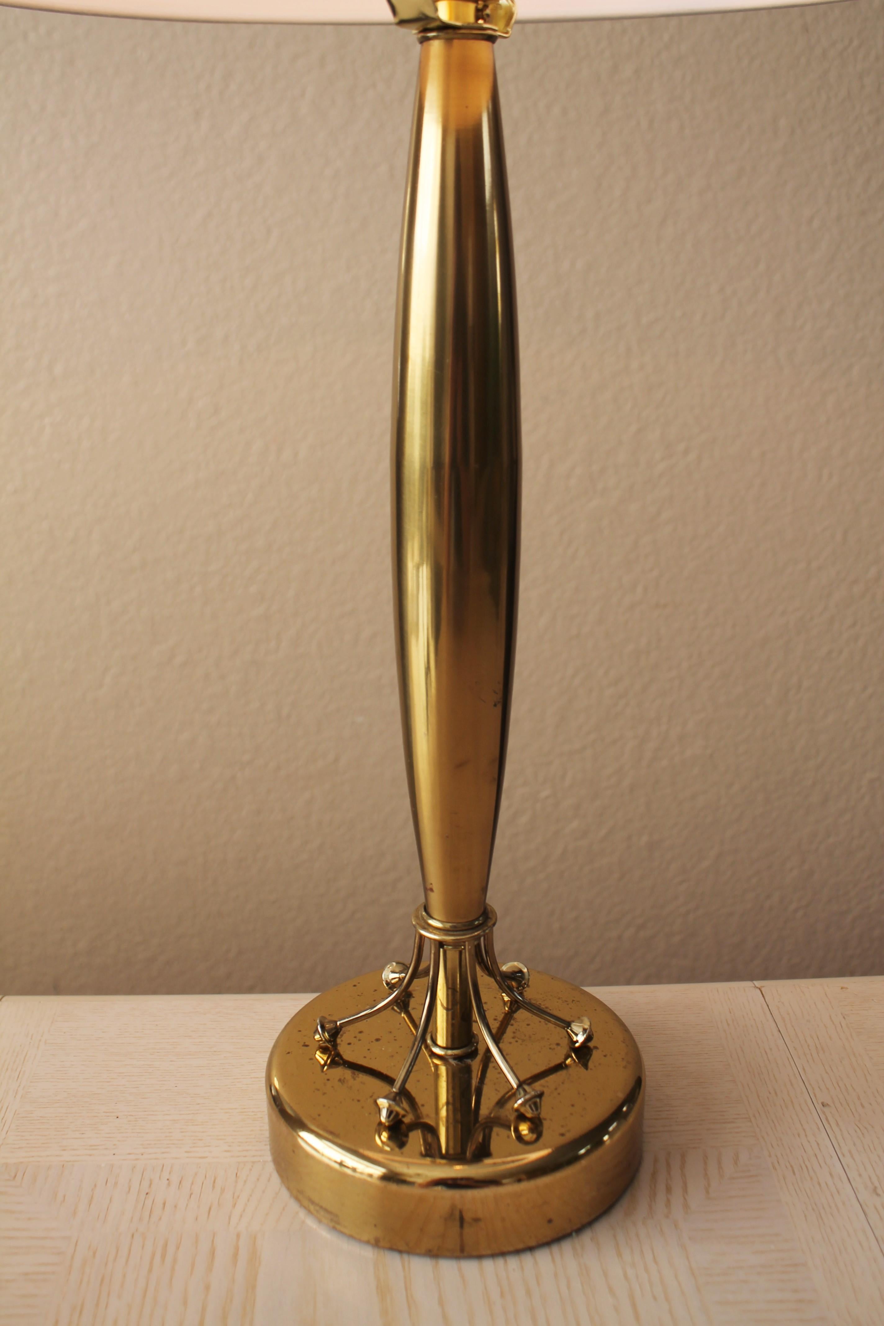 Stunning!


Mid Century Modern
Brass Accented 
Rocket Ship Style
Table Lamp!

Here is a marvelous mcm lamp with a really elegant 