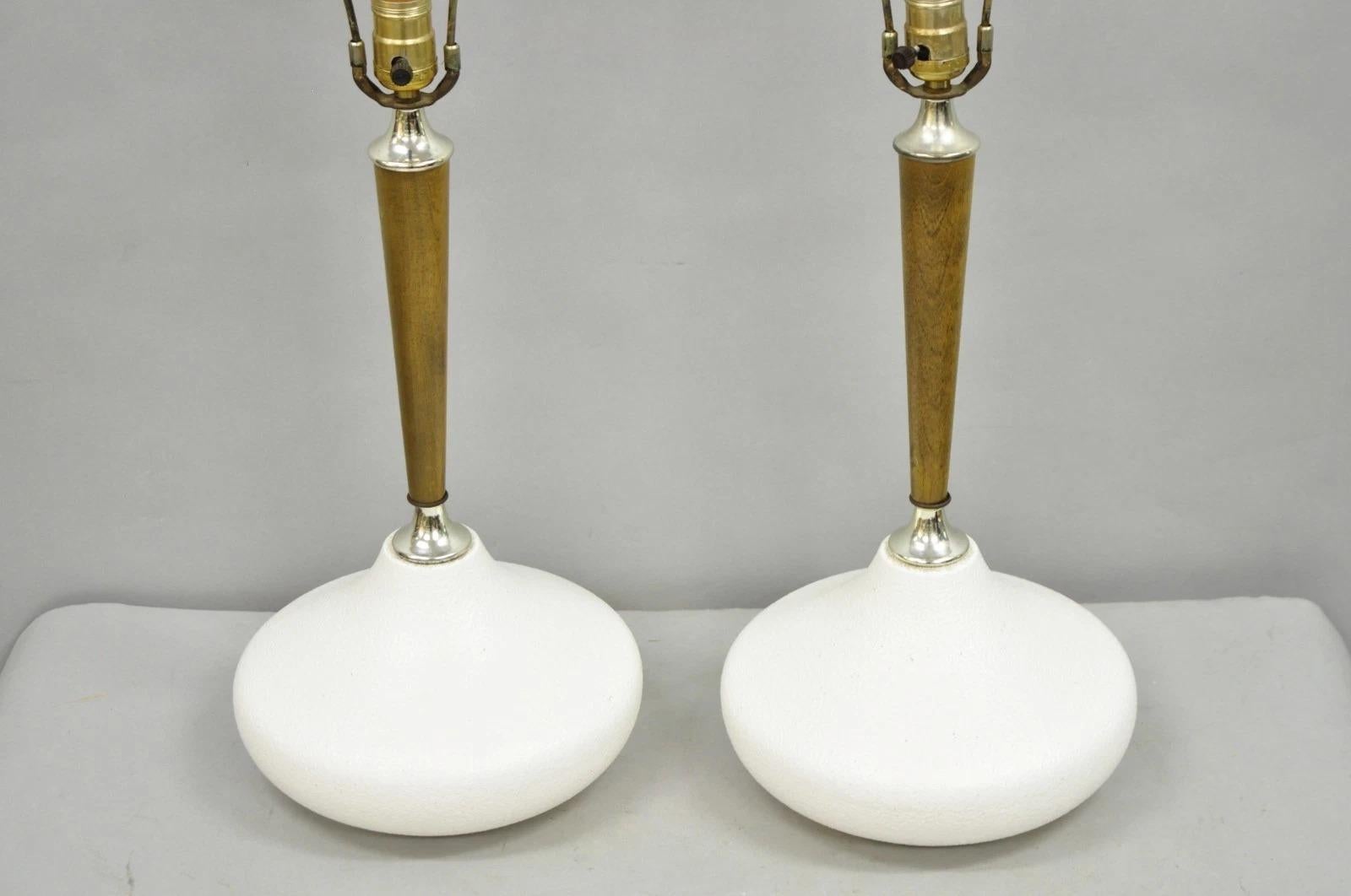 Mid-Century moderno Lampade da tavolo in legno scolpito e ceramica bianca dell'era atomica del Mid Century Modern - una coppia in vendita