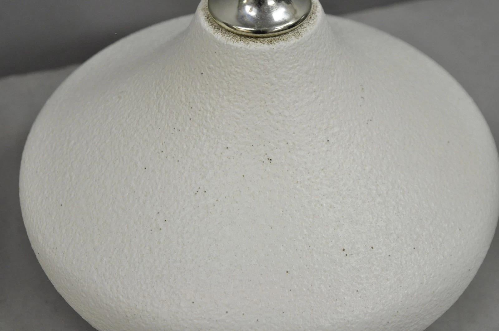 Lampade da tavolo in legno scolpito e ceramica bianca dell'era atomica del Mid Century Modern - una coppia In condizioni buone in vendita a Philadelphia, PA